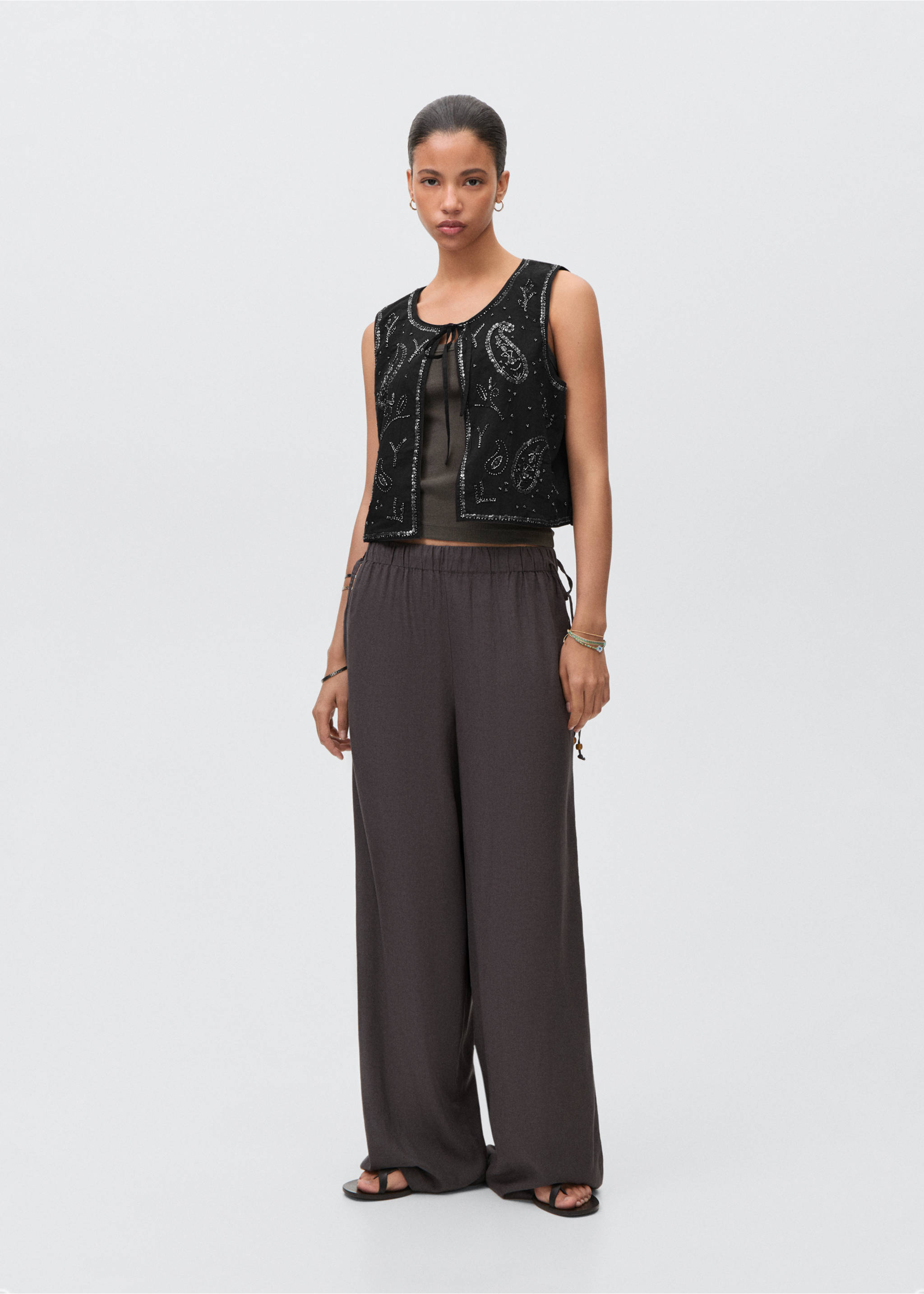 Geborduurd gilet met kralen - Overzichtstekening, Zwart. Ref: 87085725-00.