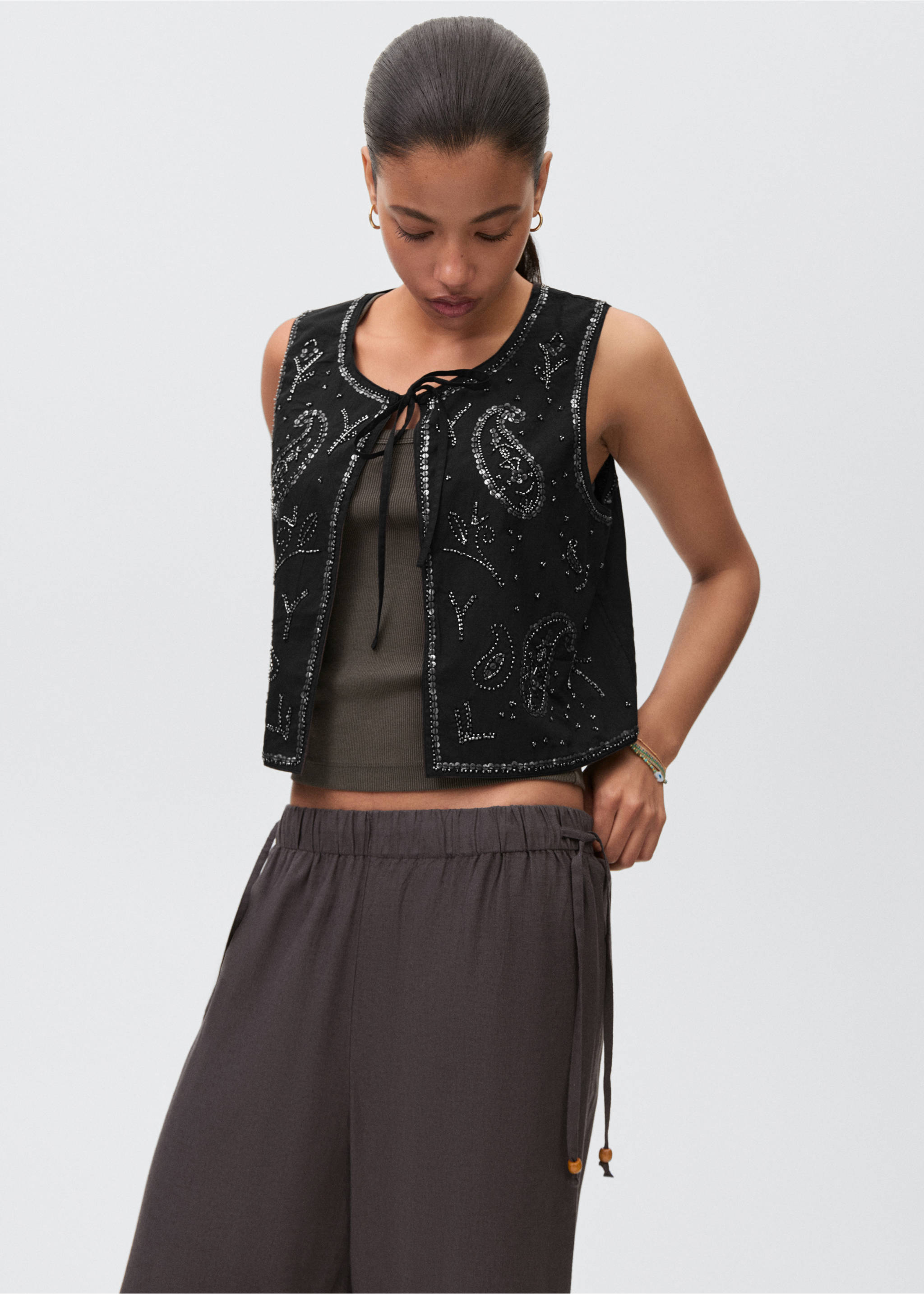 Geborduurd gilet met kralen - Middenvlak, Zwart. Ref: 87085725-00.