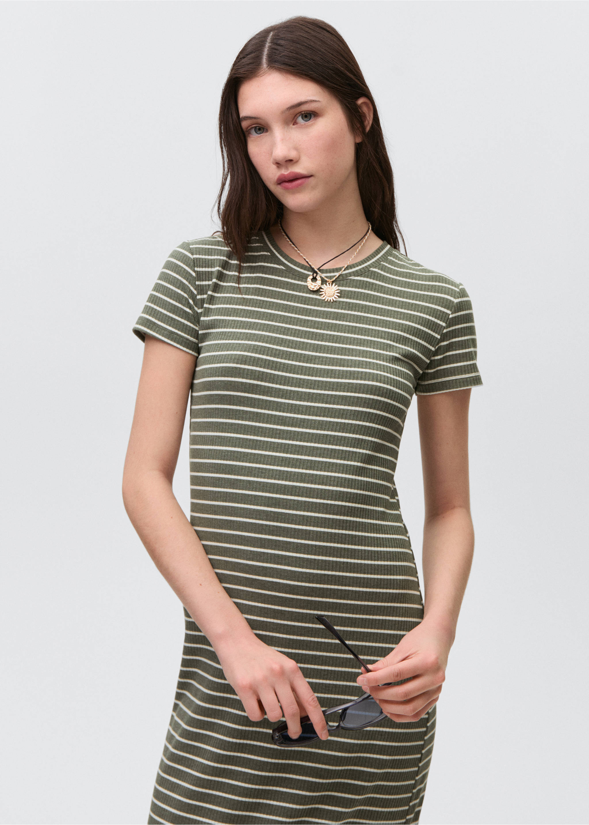 Długa sukienka w paski - Plan średni, Khaki. Ref: 87085728-00.