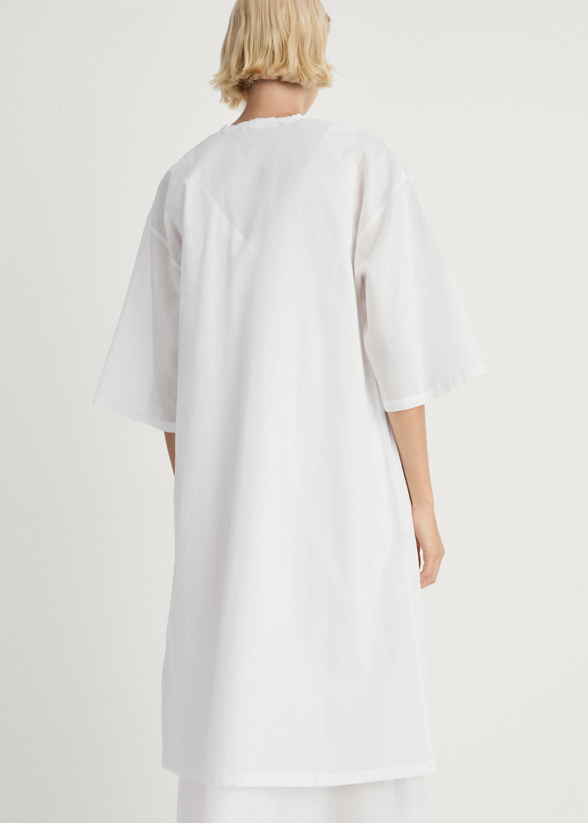 Cotton robe with lace - General plane