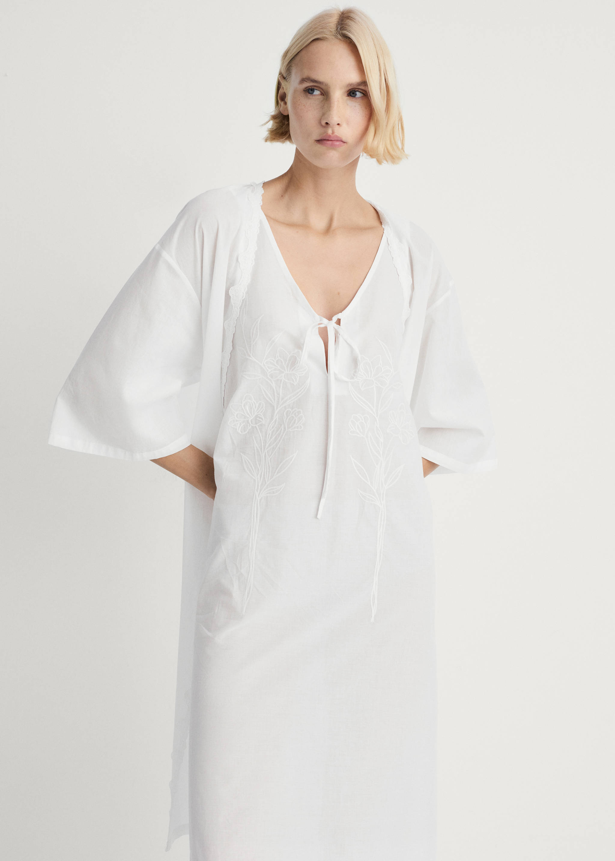 Cotton robe with lace - Medium plane