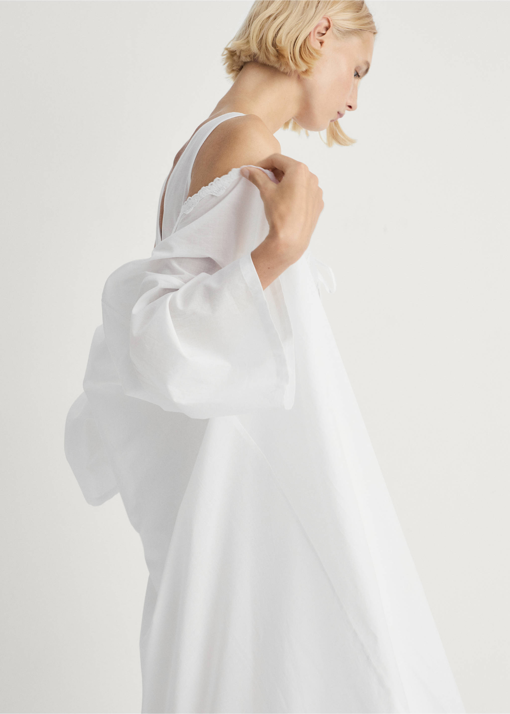 Baumwoll-Morgenmantel mit Seidenspitze - Detail des Artikels 1, Weiß. Ref: 87085730-00.