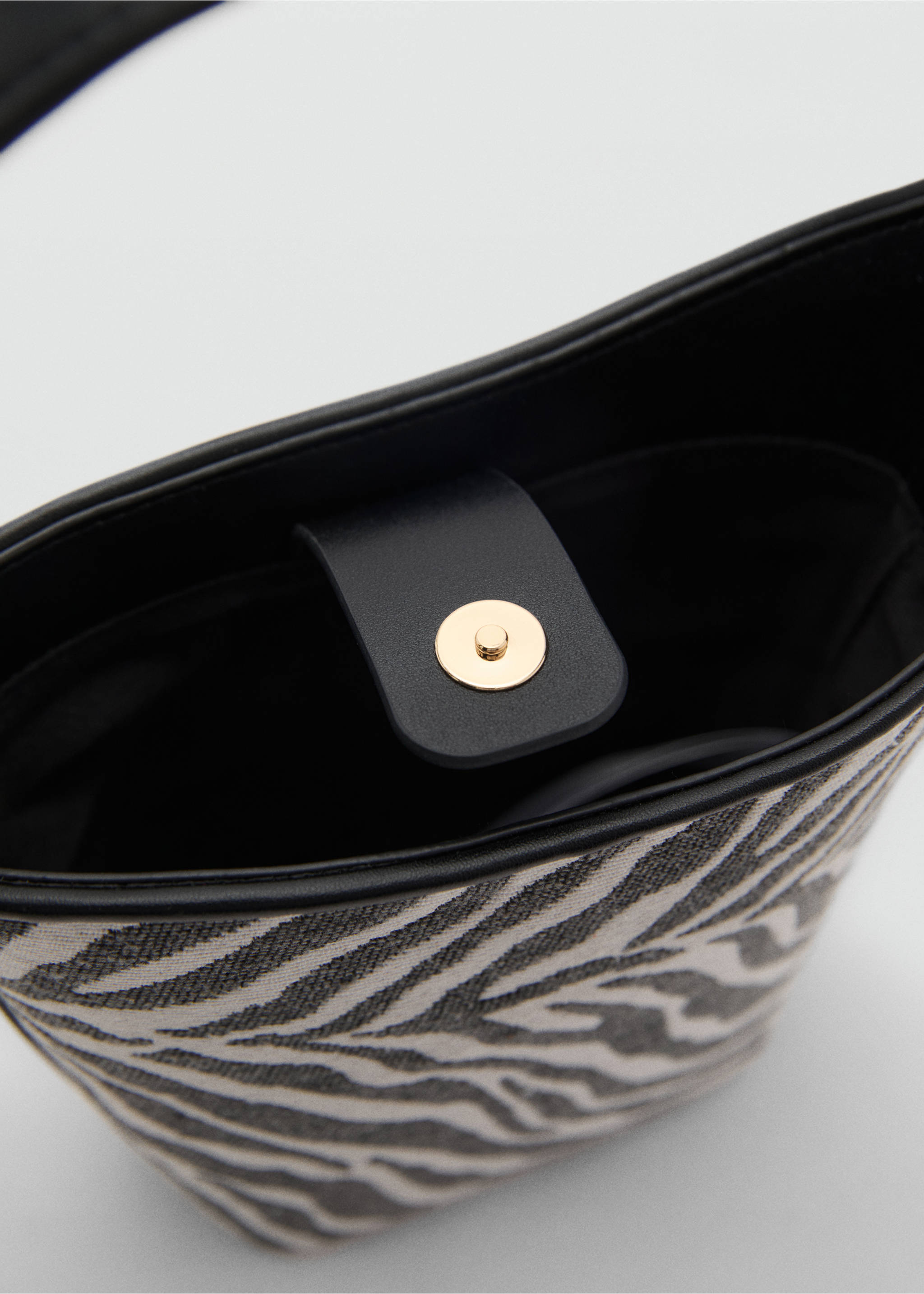 Zebra-print bucket bag - Details of the article 2, Black. Ref: 87085733-00.