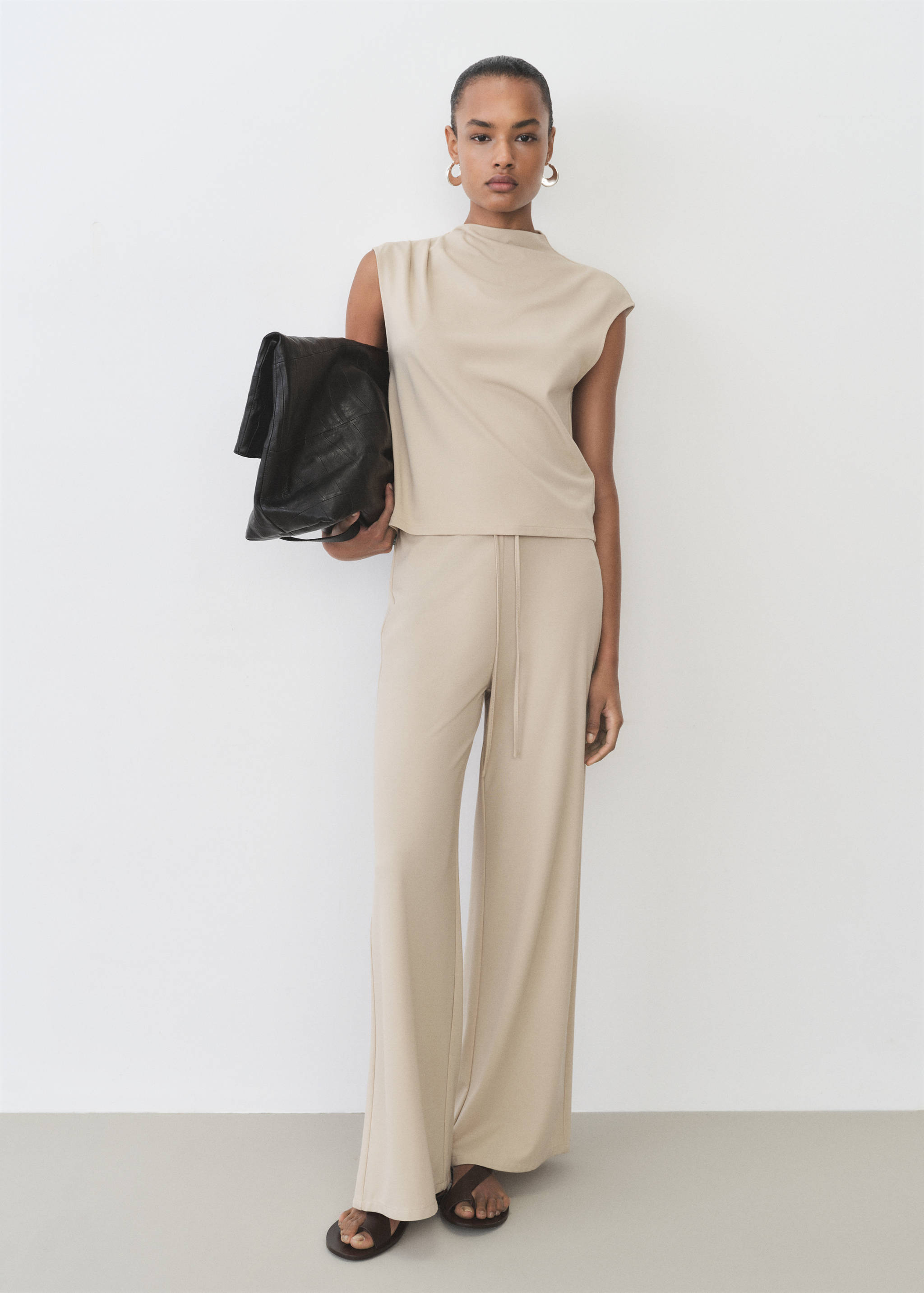 T-Shirt mit asymmetrischem Ausschnitt und Raffdetails - Allgemeine Ansicht