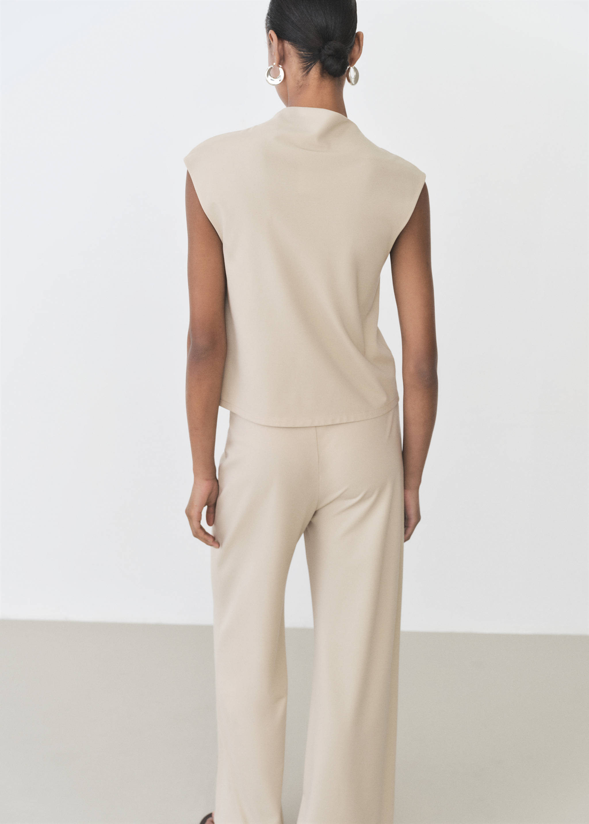 T-Shirt mit asymmetrischem Ausschnitt und Raffdetails - Rückseite des Artikels