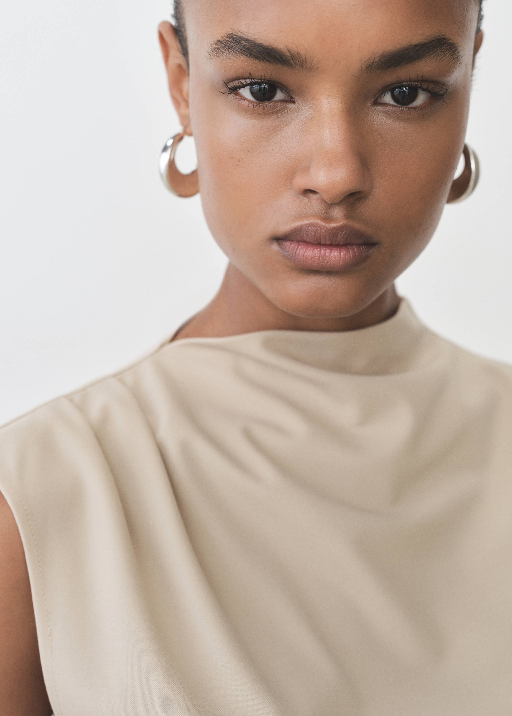 T-Shirt mit asymmetrischem Ausschnitt und Raffdetails - Detail des Artikels 1