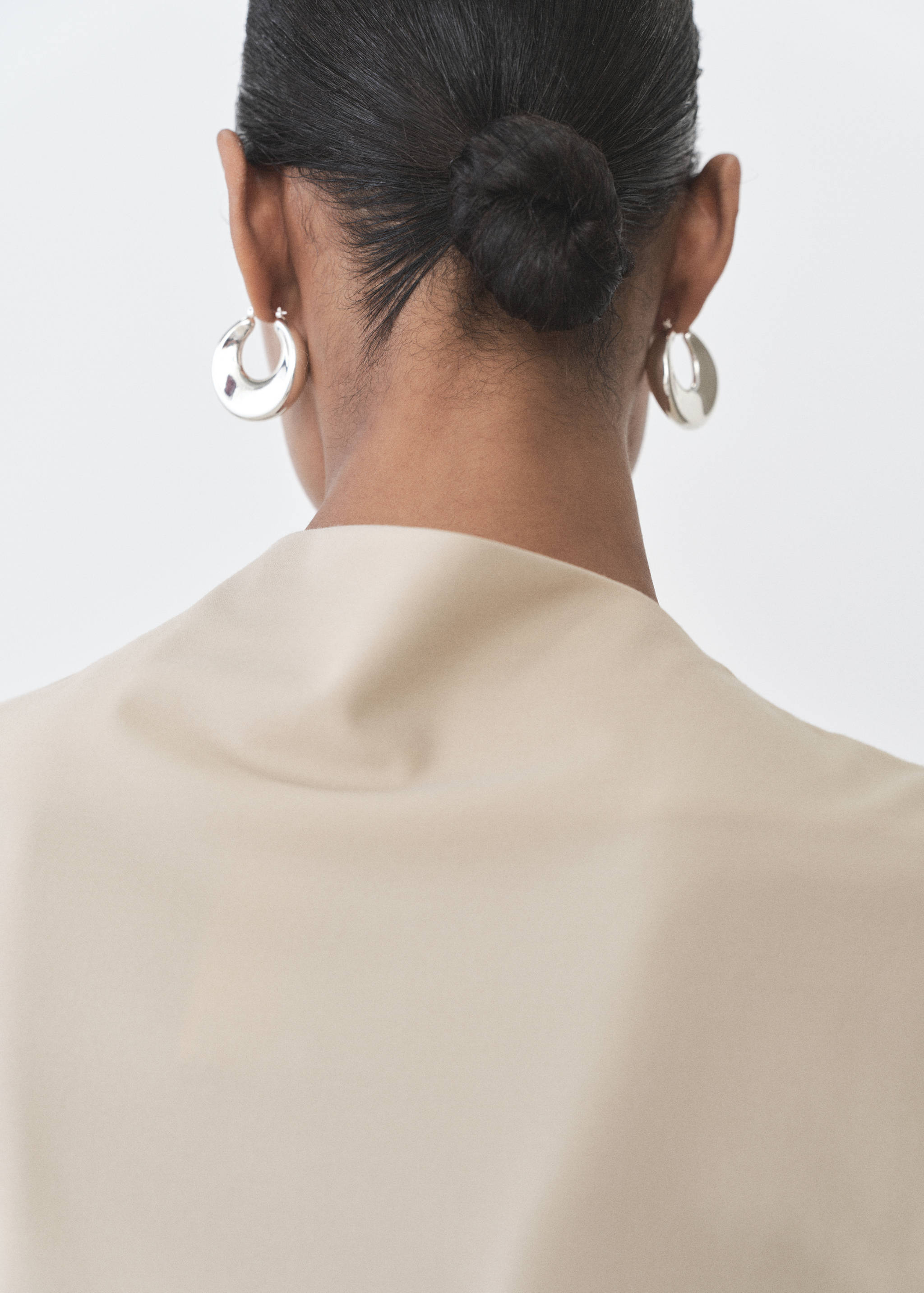 T-Shirt mit asymmetrischem Ausschnitt und Raffdetails - Detail des Artikels 6