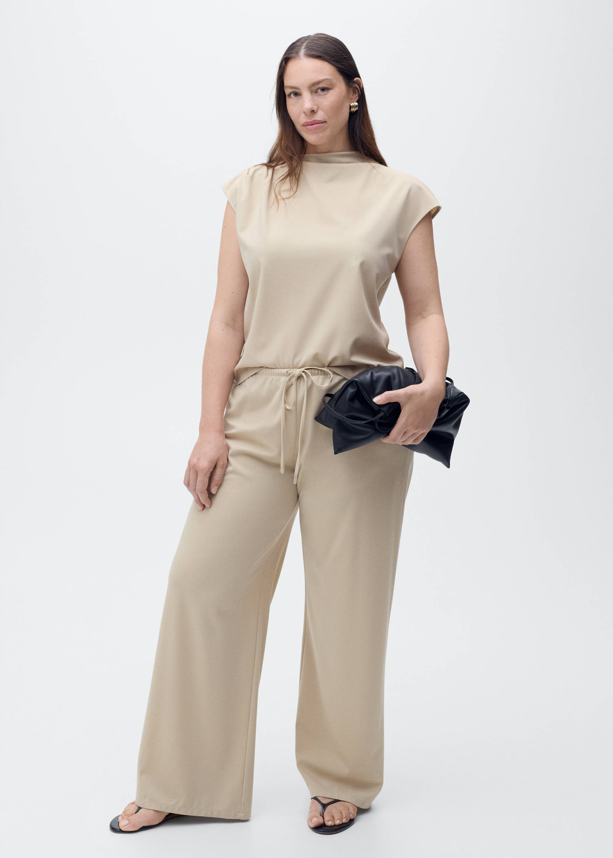 T-Shirt mit asymmetrischem Ausschnitt und Raffdetails - Detail des Artikels 3