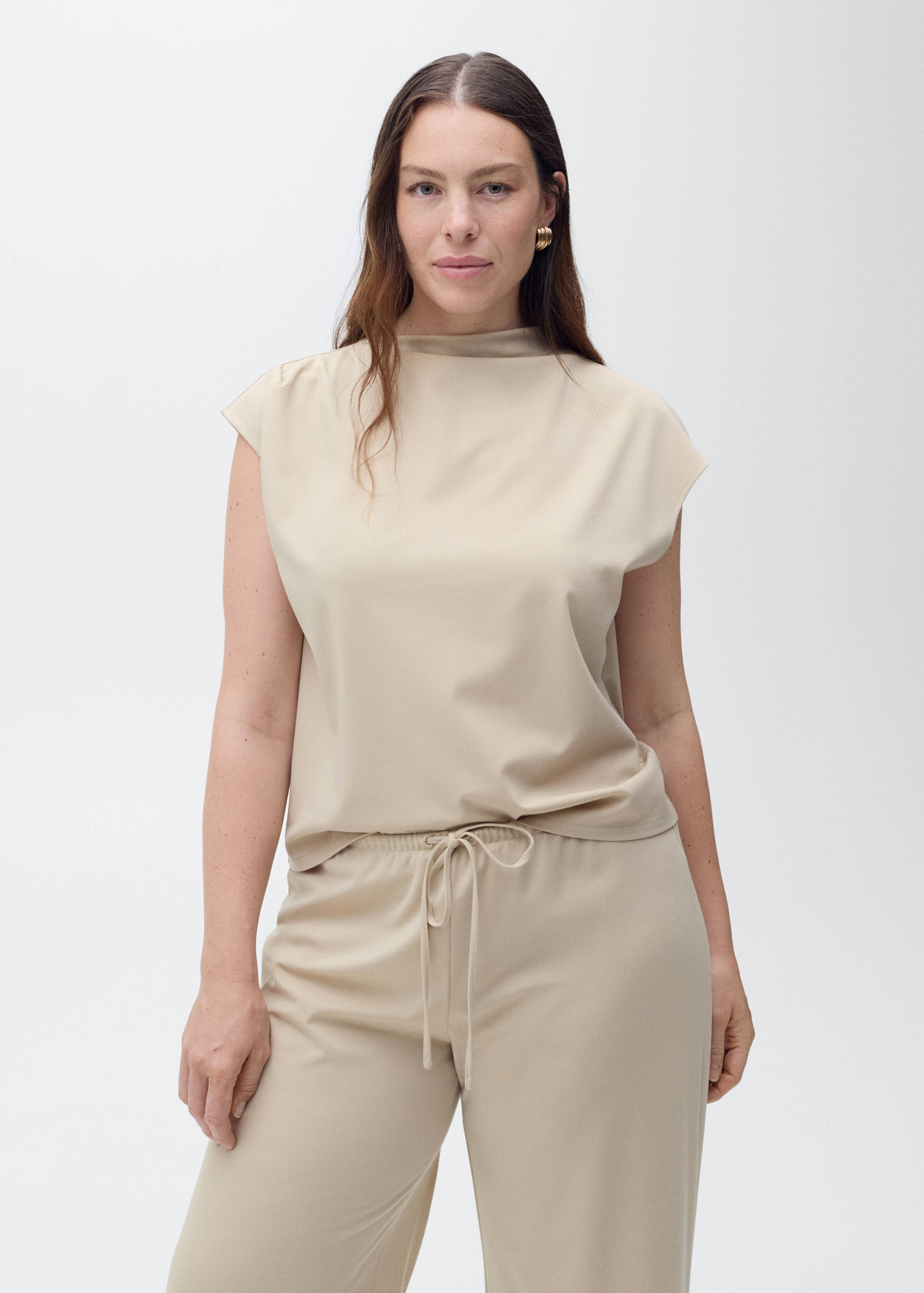 T-Shirt mit asymmetrischem Ausschnitt und Raffdetails - Detail des Artikels 5