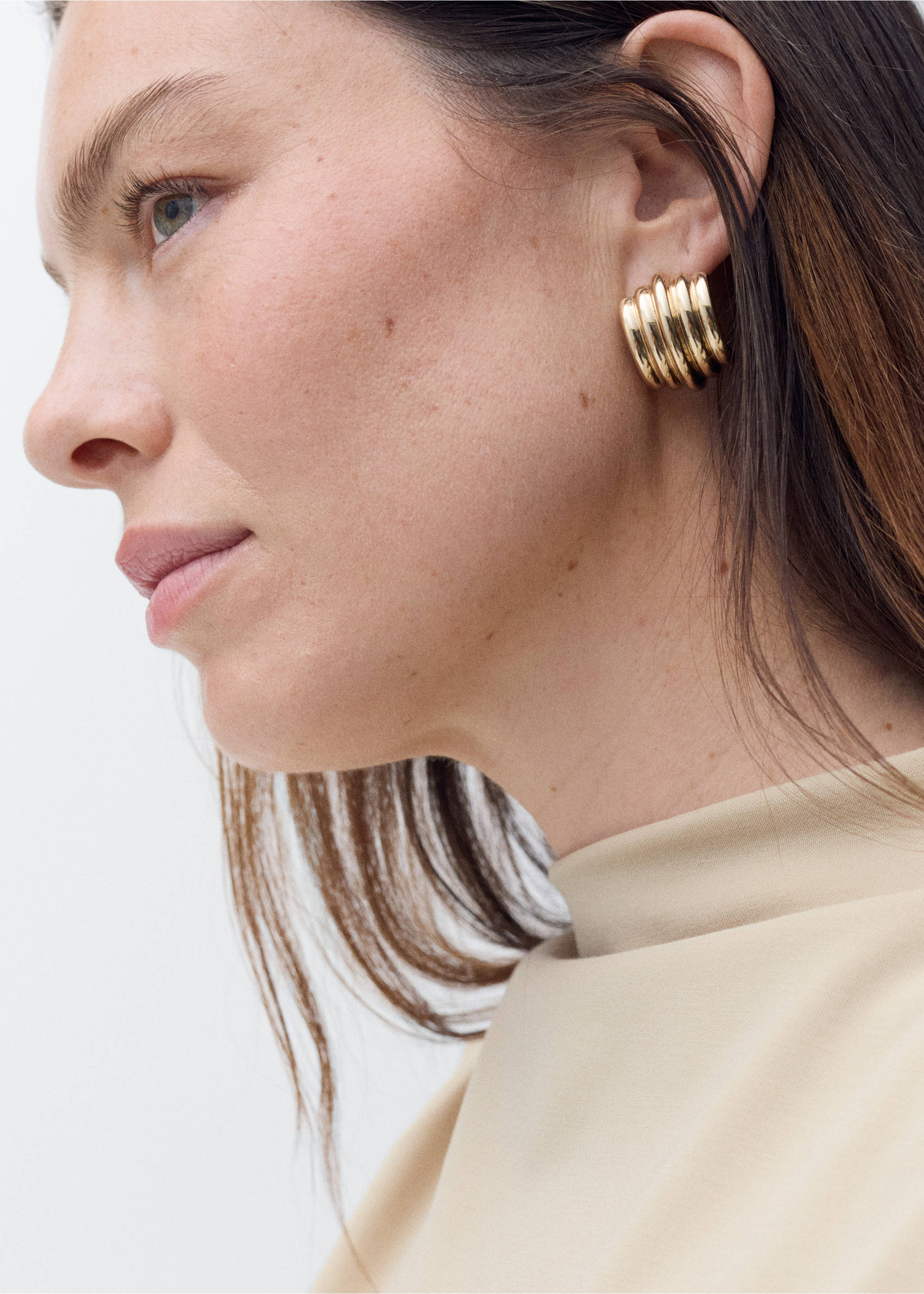 T-Shirt mit asymmetrischem Ausschnitt und Raffdetails - Detail des Artikels 4, Sandfarben. Ref: 87085755-00.