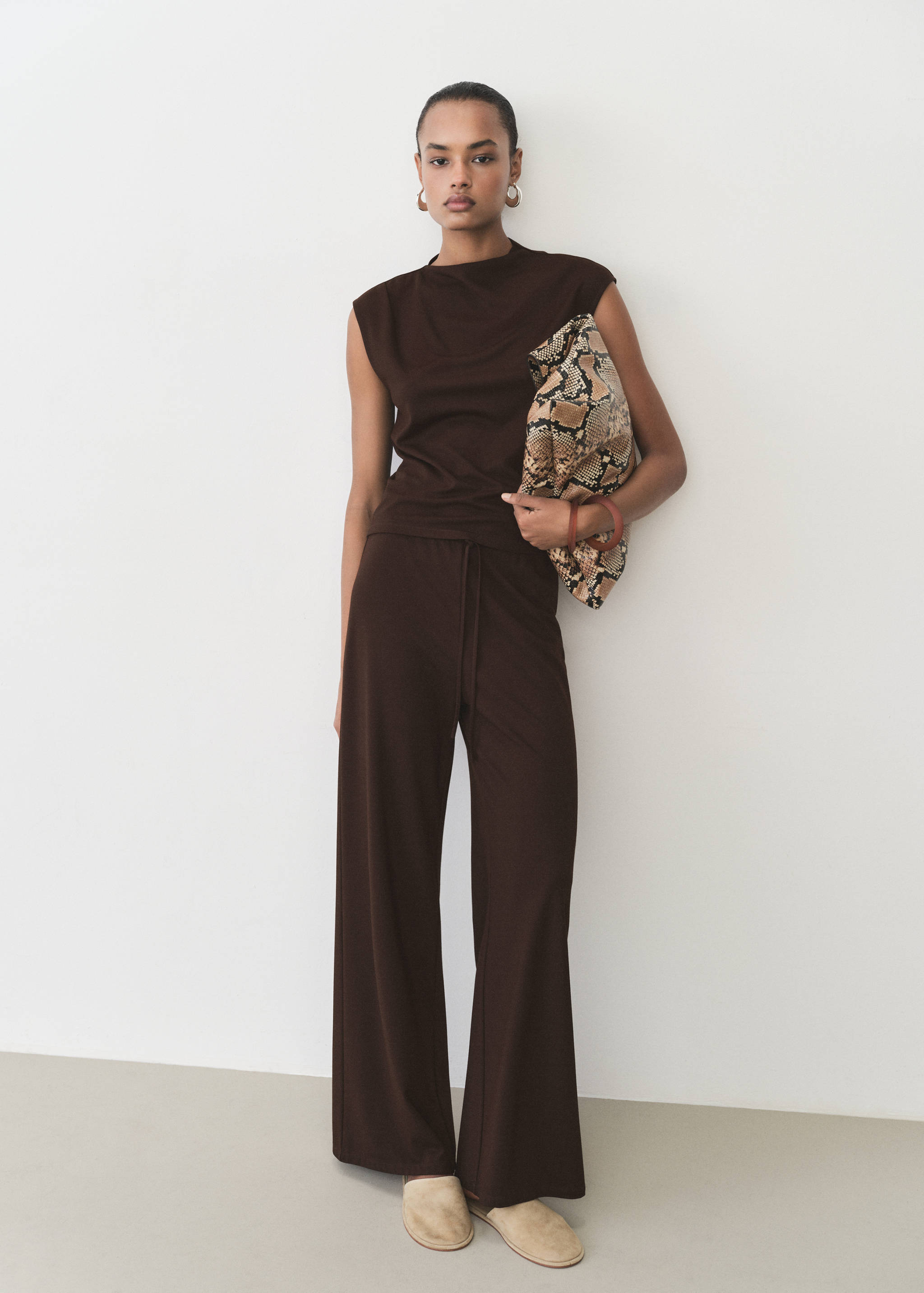 T-Shirt mit asymmetrischem Ausschnitt und Raffdetails - Allgemeine Ansicht