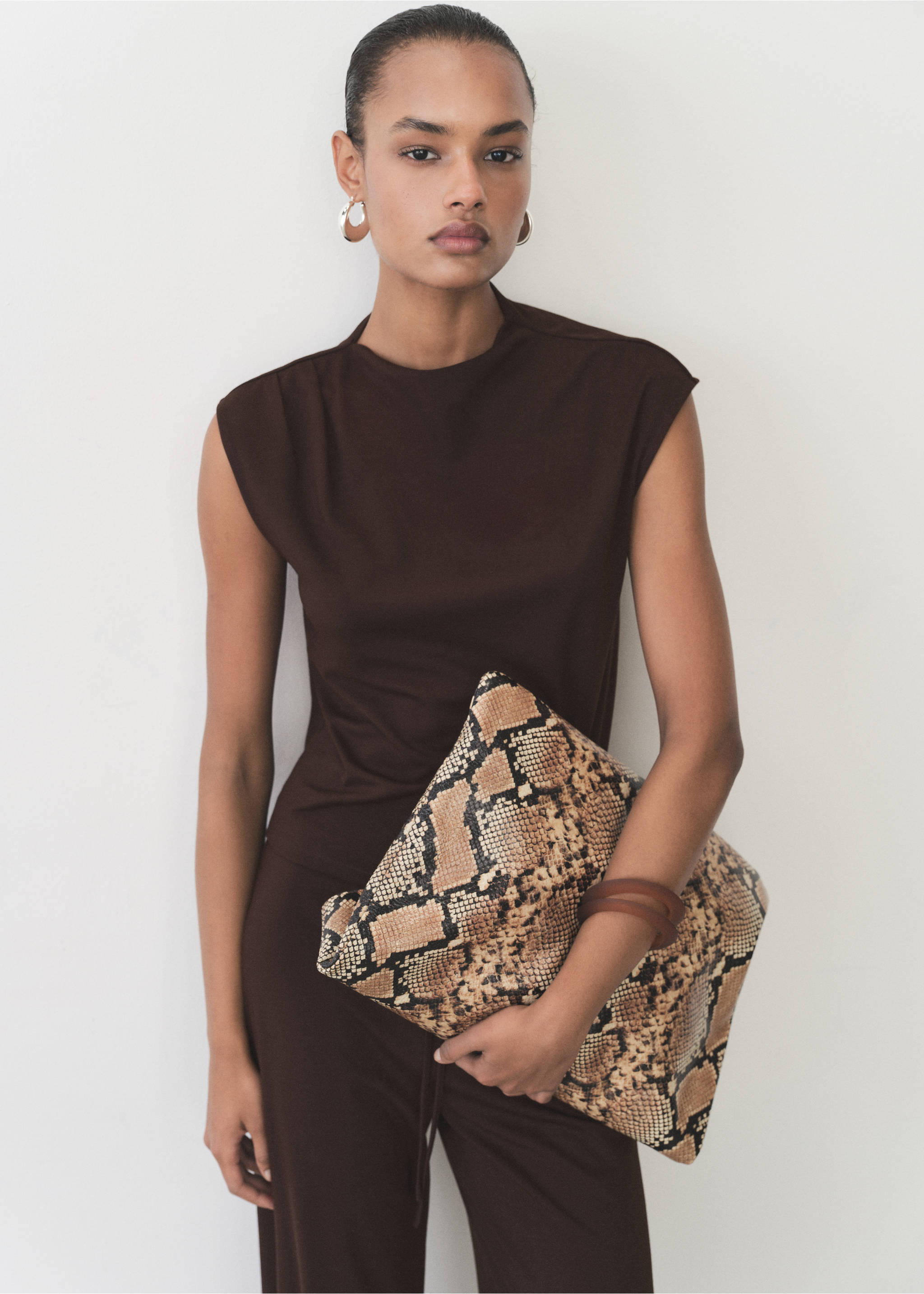 T-Shirt mit asymmetrischem Ausschnitt und Raffdetails - Mittlere Ansicht, Schokolade. Ref: 87085755-00.