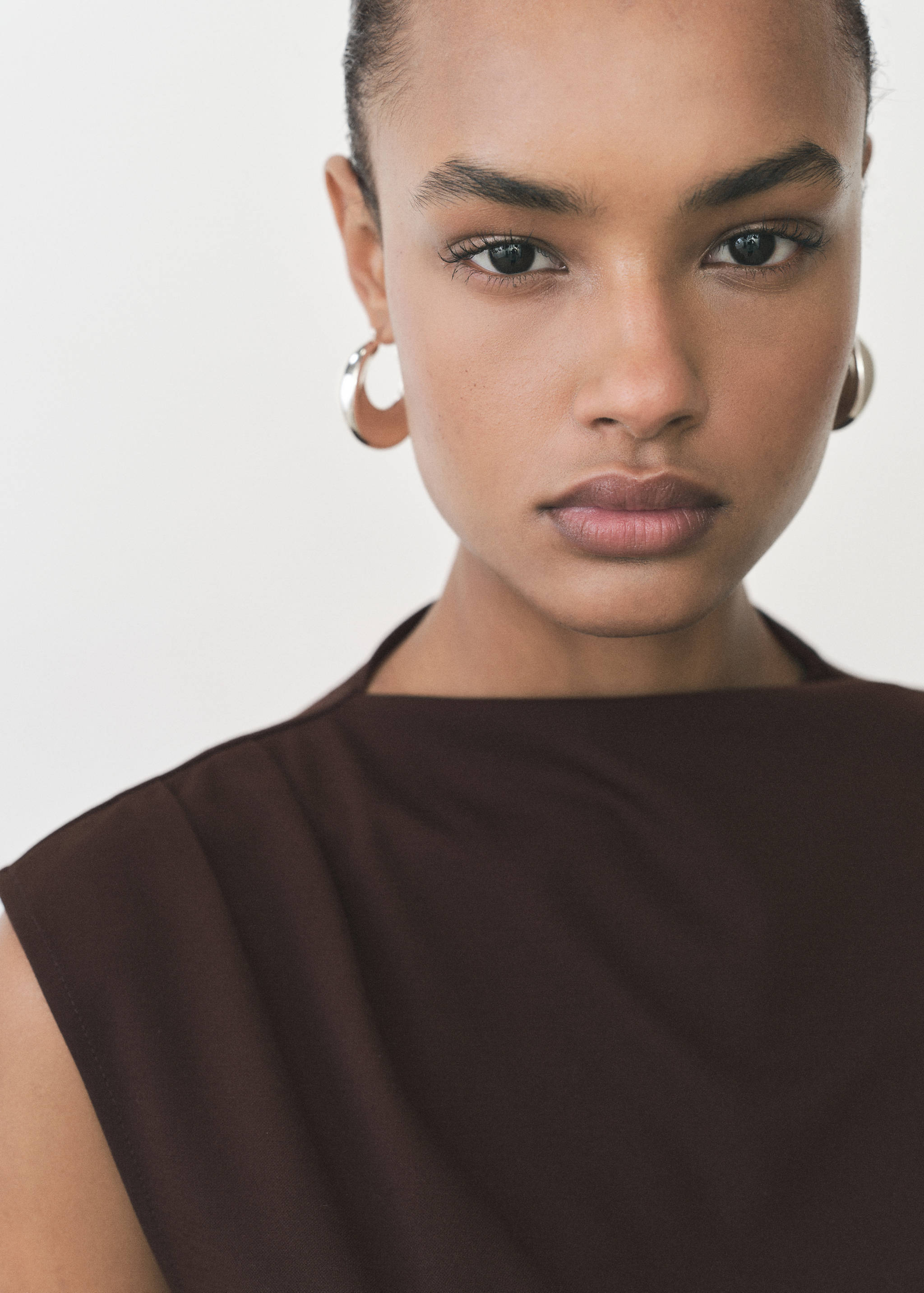 T-Shirt mit asymmetrischem Ausschnitt und Raffdetails - Detail des Artikels 1