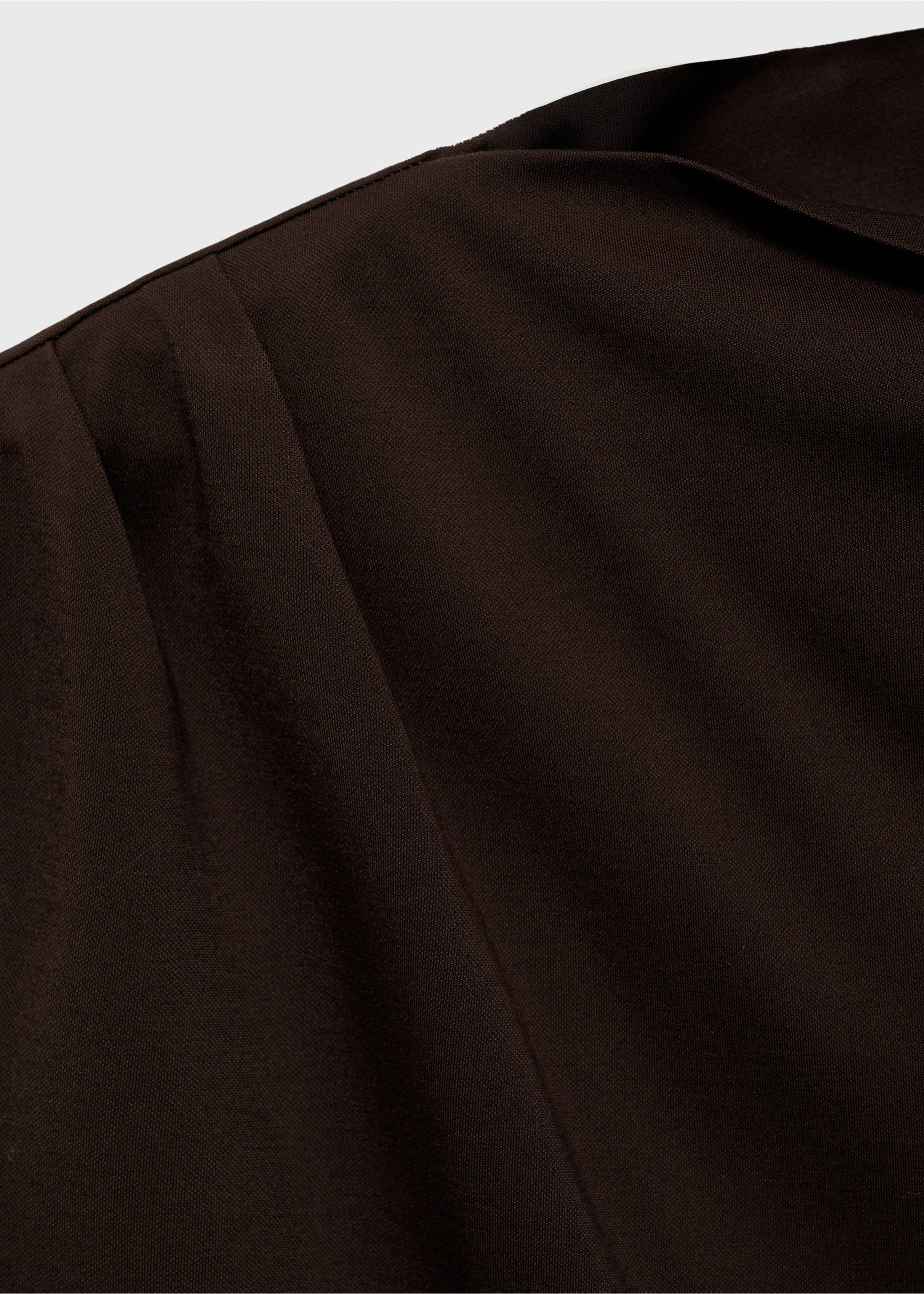 T-Shirt mit asymmetrischem Ausschnitt und Raffdetails - Detail des Artikels 8, Schokolade. Ref: 87085755-00.