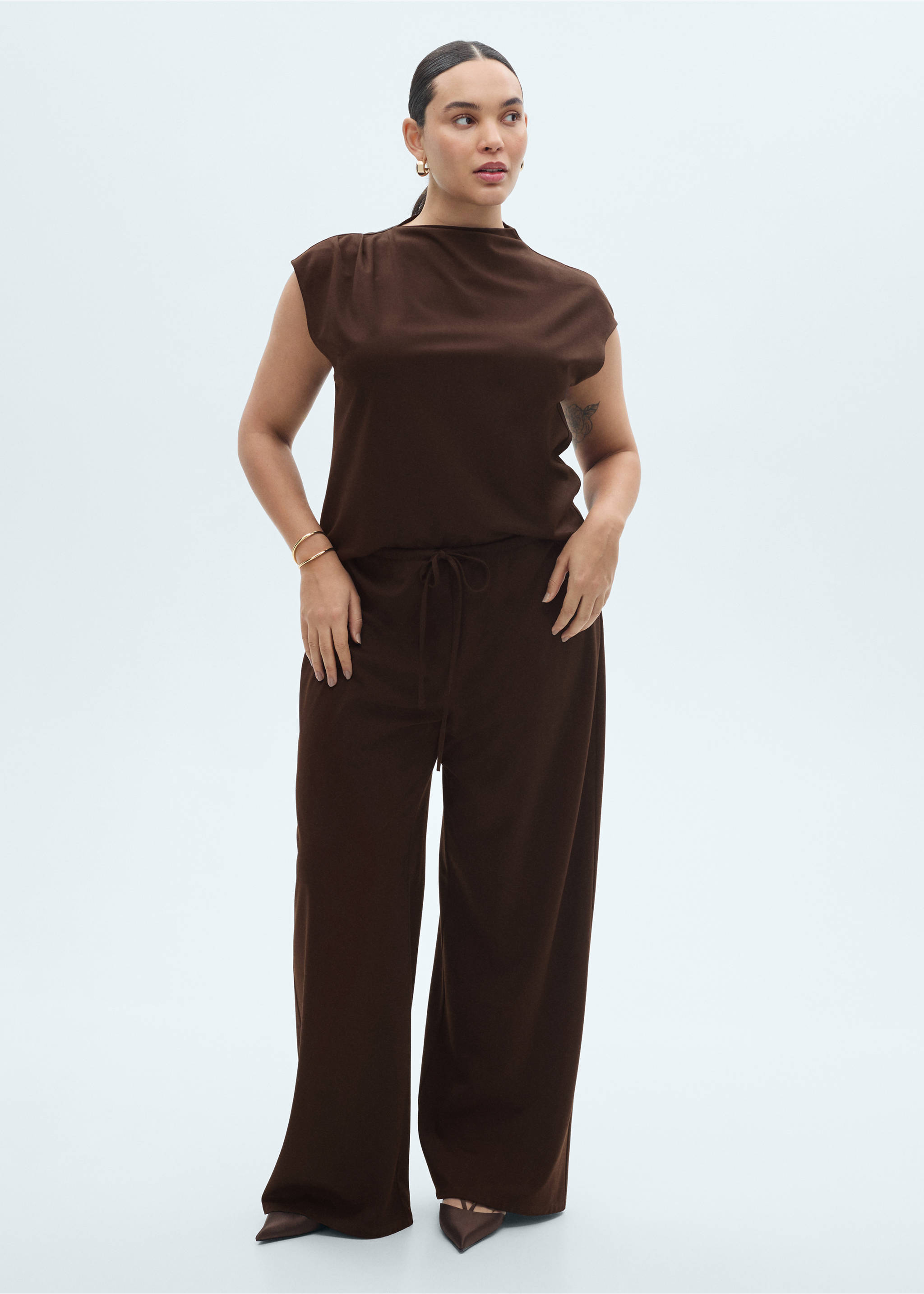 T-Shirt mit asymmetrischem Ausschnitt und Raffdetails - Detail des Artikels 6, Schokolade. Ref: 87085755-00.