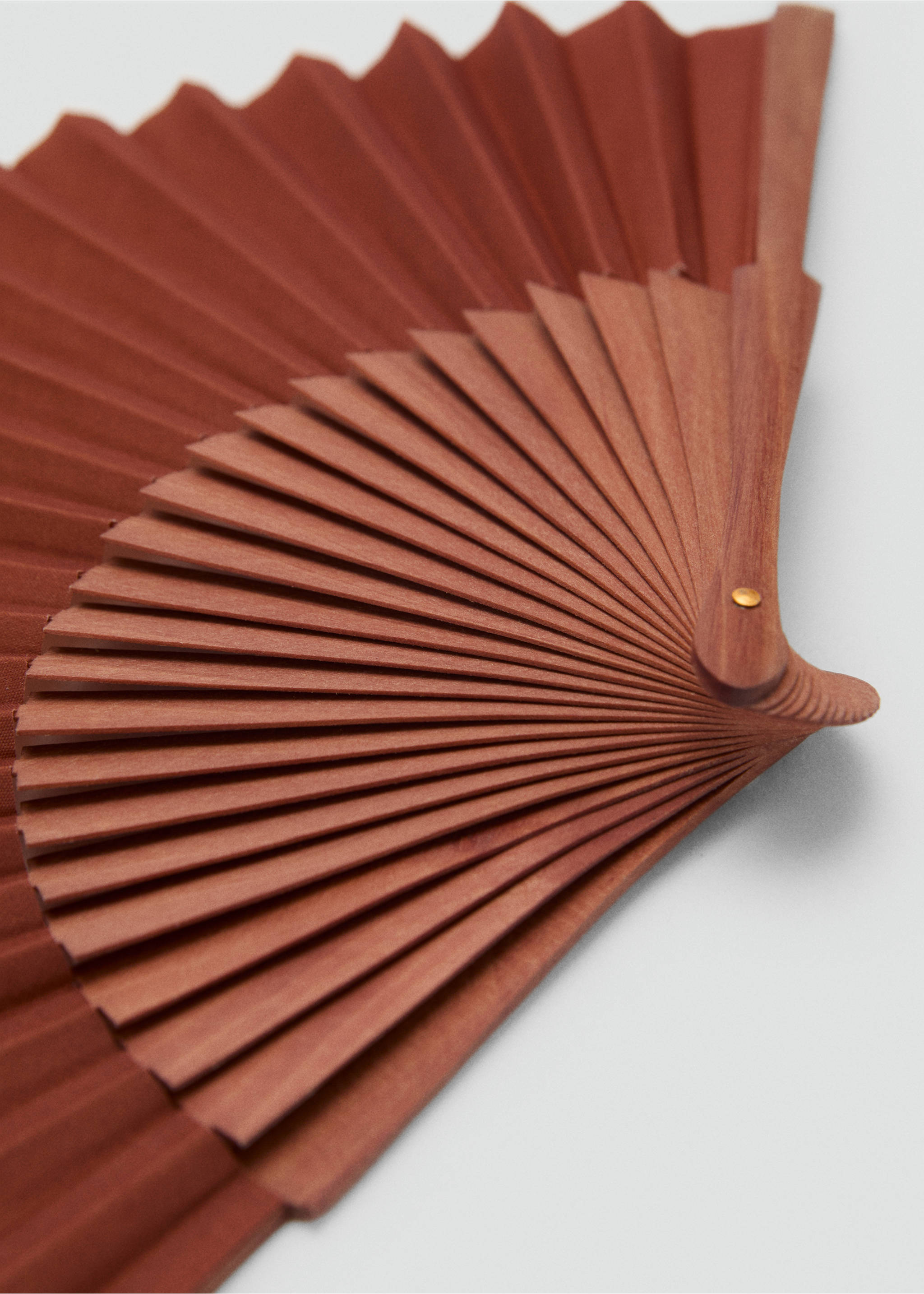 Smooth wooden fan - Details of the article 1, Burnt Orange. Ref: 87085925-00.