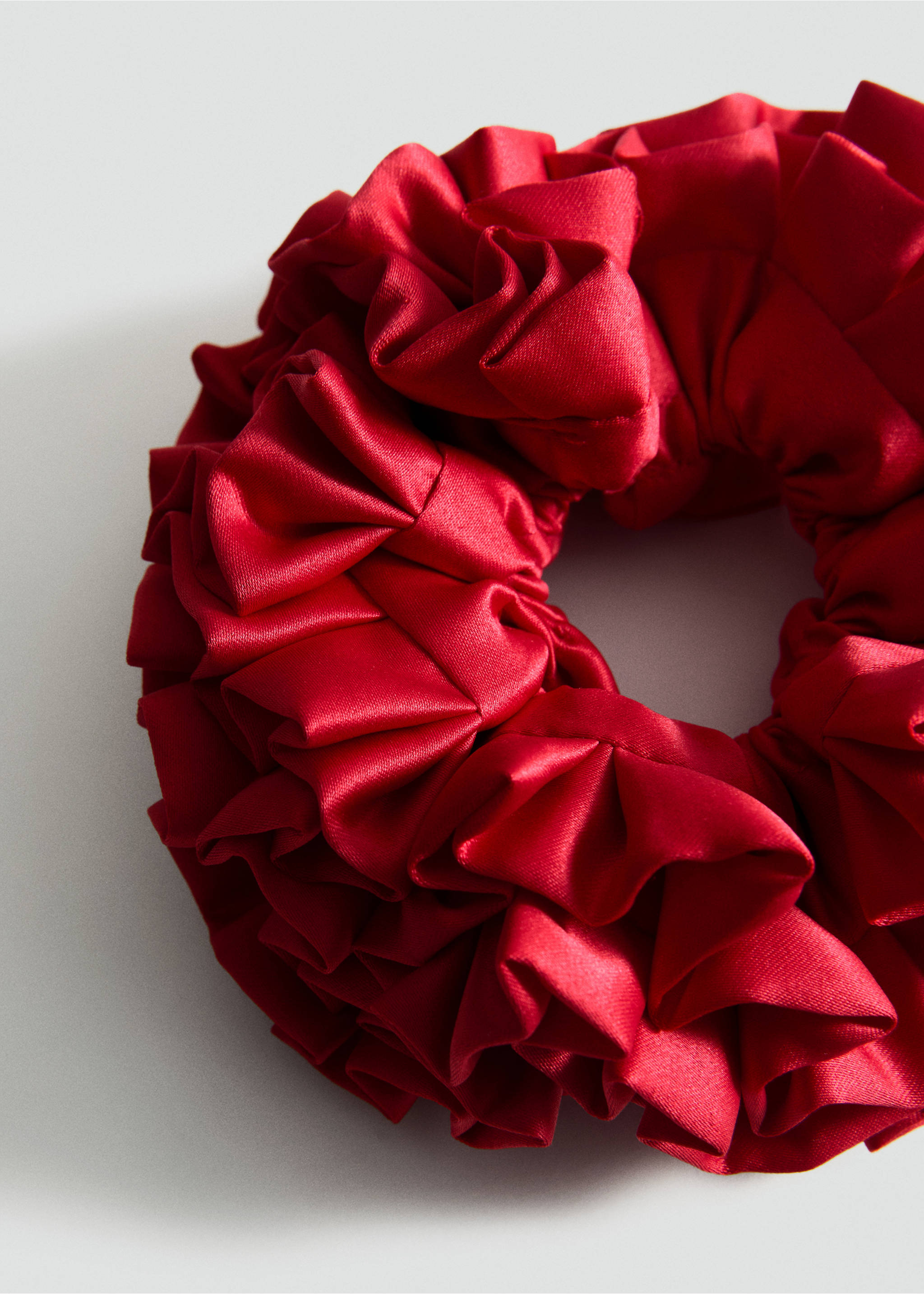 Mini ruffled scrunchie - Medium plane, Red. Ref: 87085926-00.