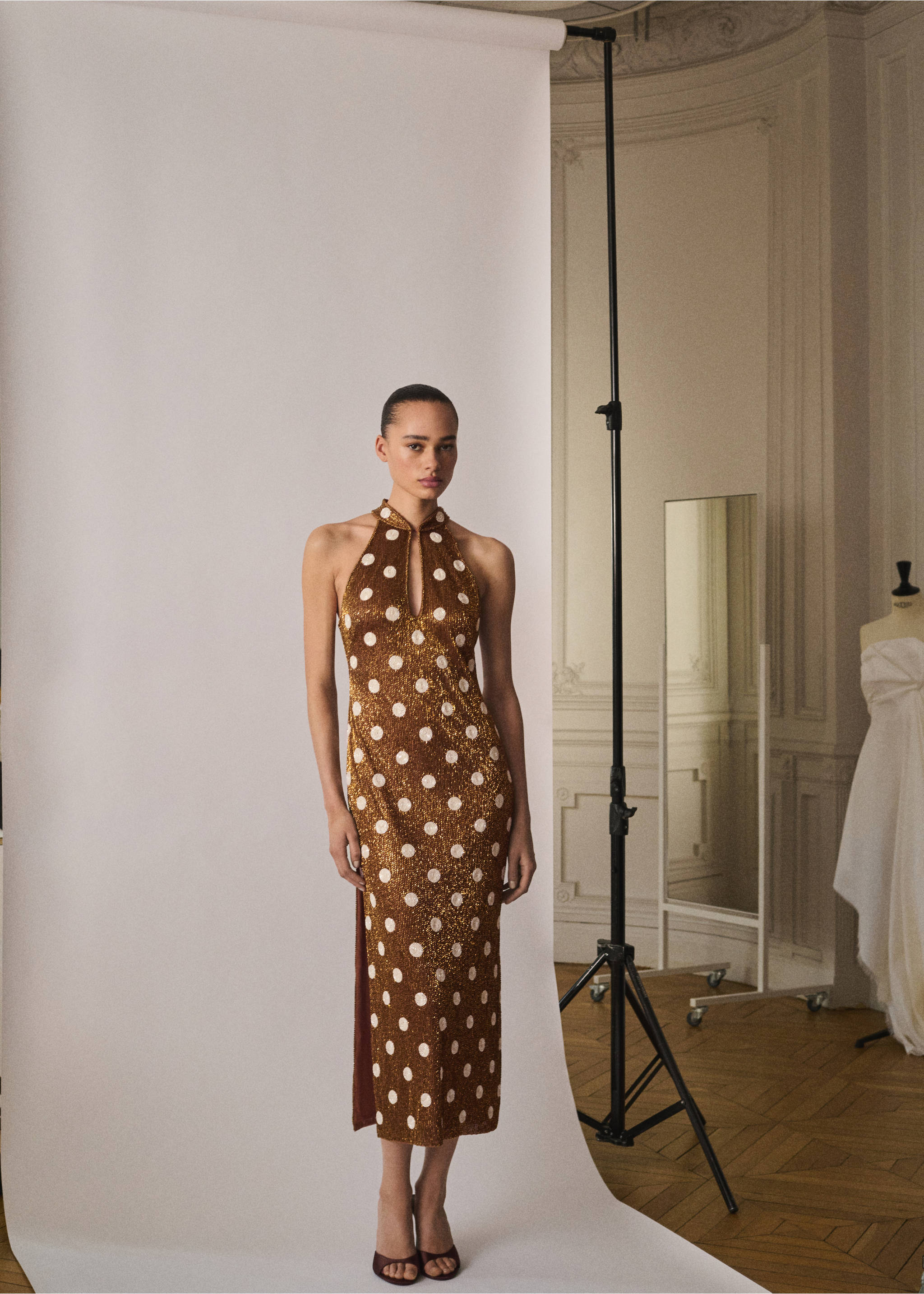 Halterkleid mit Punkten und Schmucksteinen - Allgemeine Ansicht, Braun. Ref: 87085929-00.