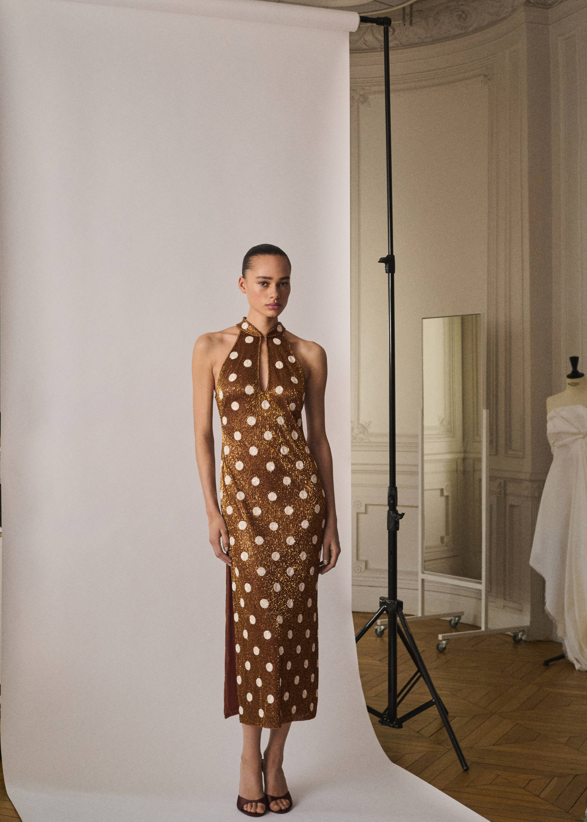 Halterkleid mit Punkten und Schmucksteinen - Allgemeine Ansicht