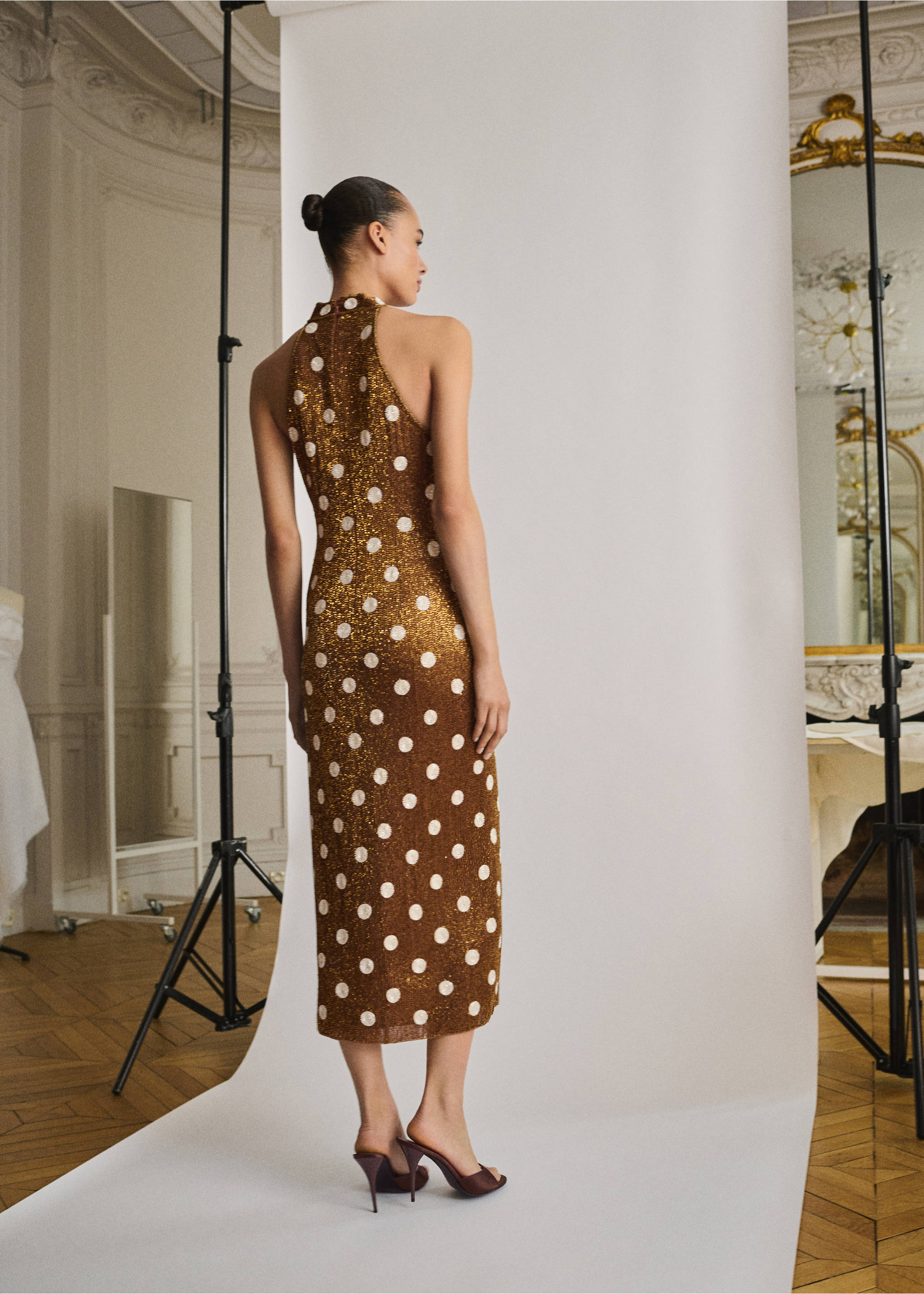 Halterkleid mit Punkten und Schmucksteinen - Rückseite des Artikels, Braun. Ref: 87085929-00.