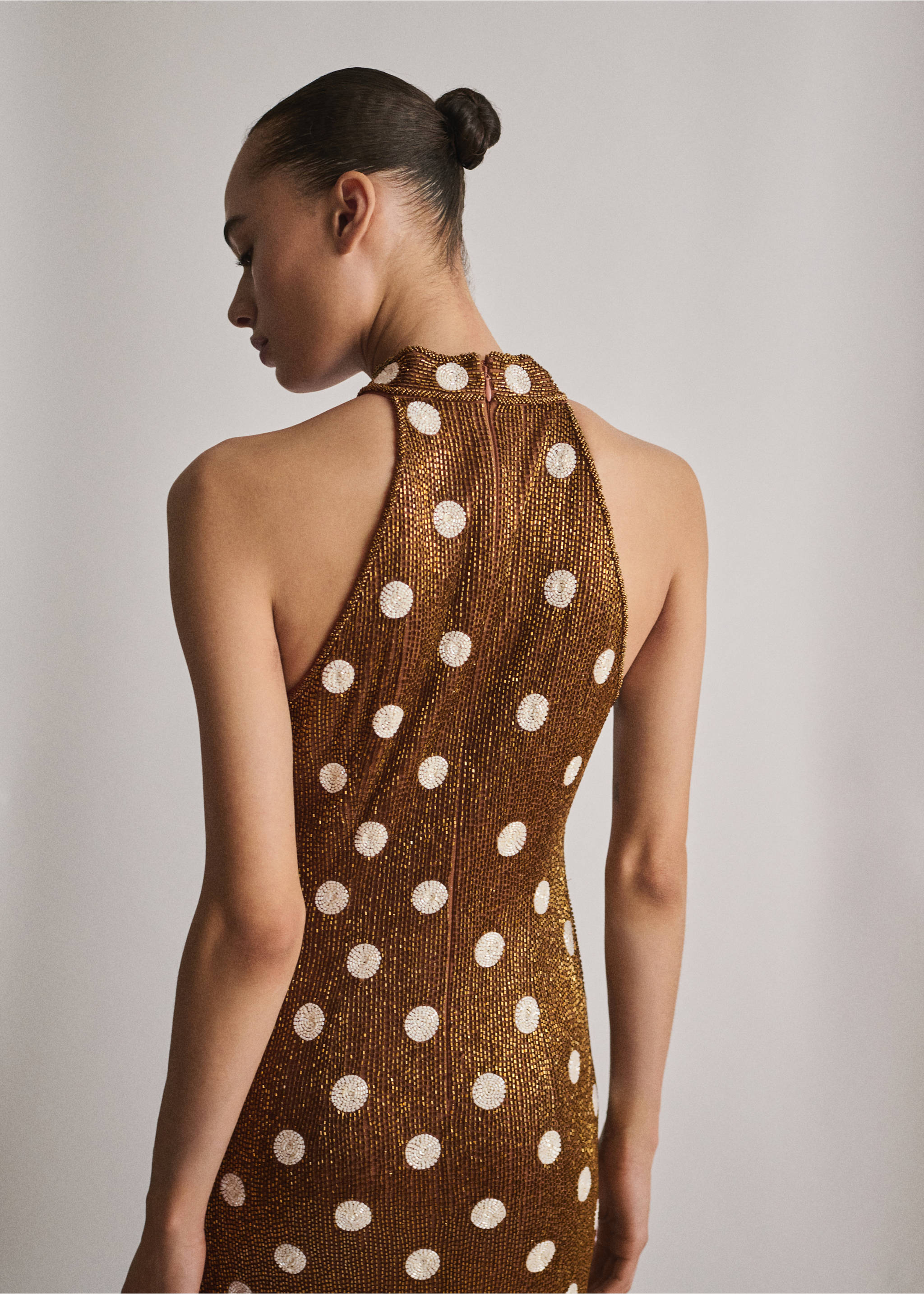 Halterkleid mit Punkten und Schmucksteinen - Detail des Artikels 3, Braun. Ref: 87085929-00.