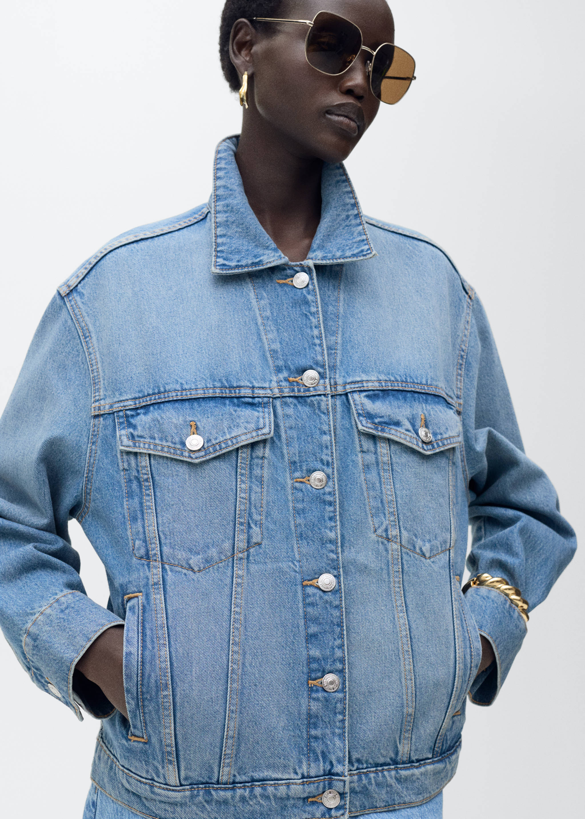 Chaqueta vaquera oversize bolsillos - Plano medio