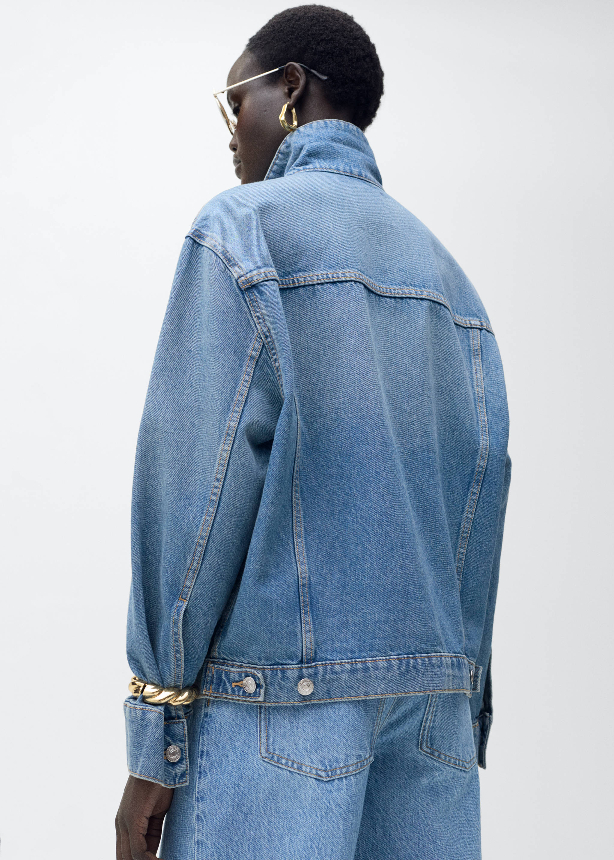Chaqueta vaquera oversize bolsillos - Reverso del artículo