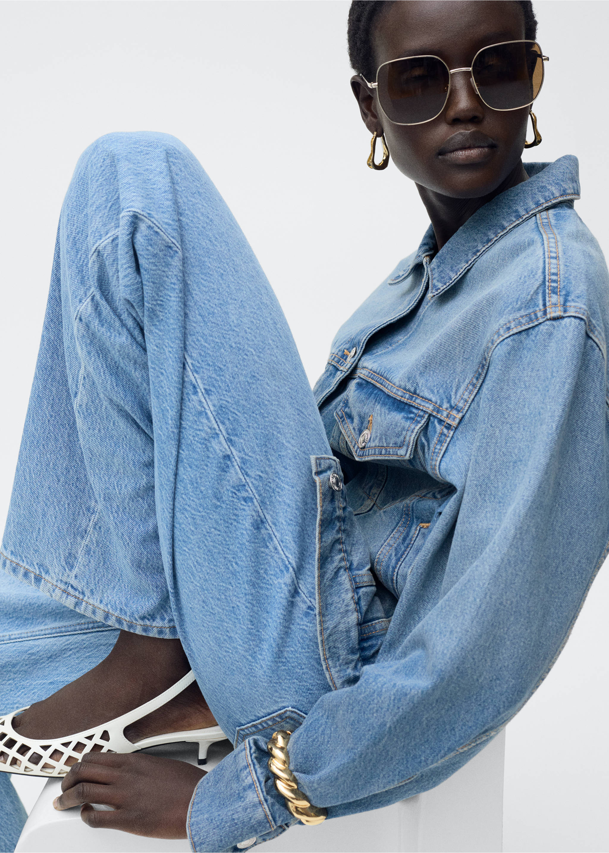 Oversized denim jacket with pockets - Details of the article 3, Medium Blue. Ref: 87085953-00.