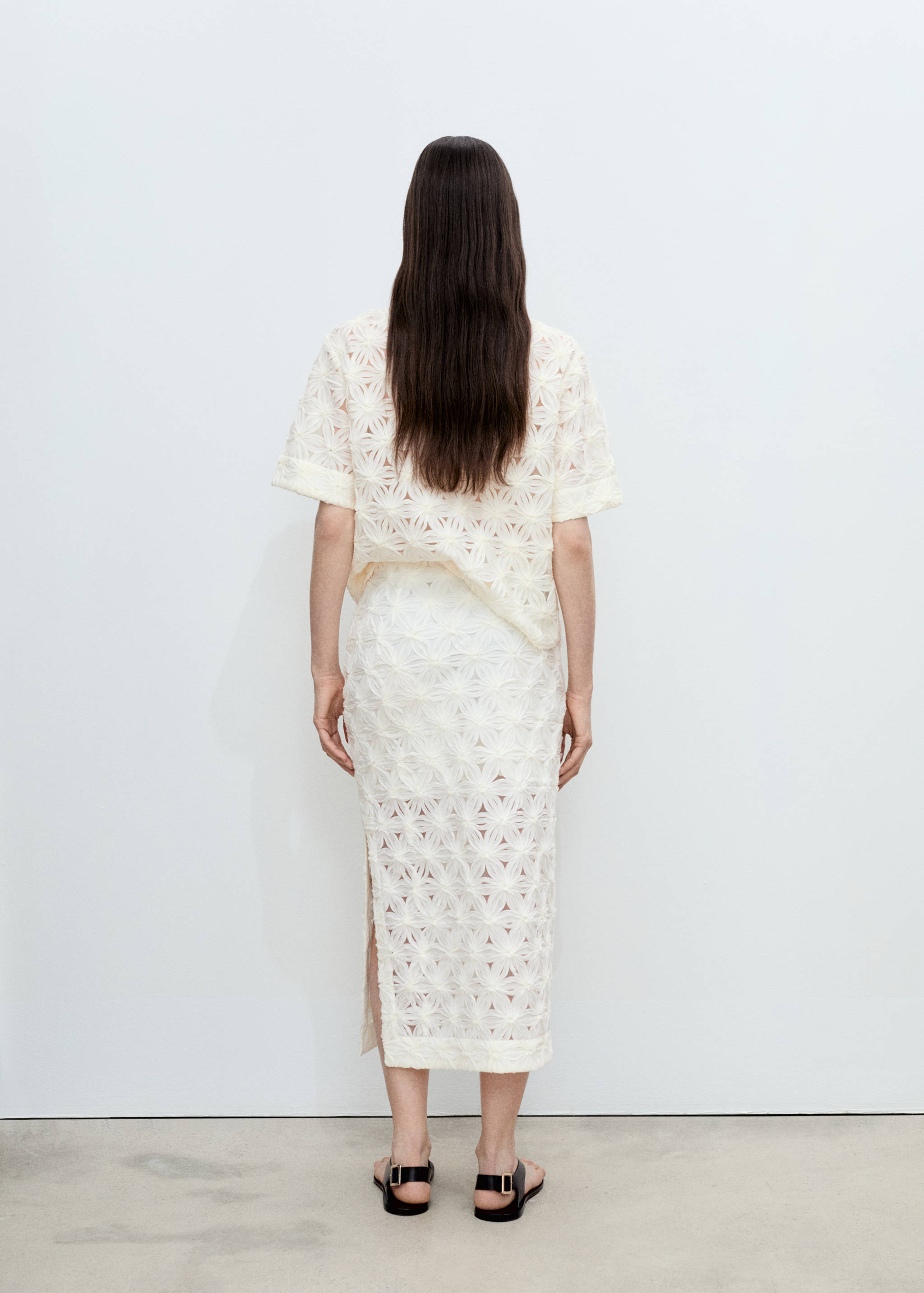 Opengewerkte getextureerde bloemetjesrok - Achterkant van het artikel