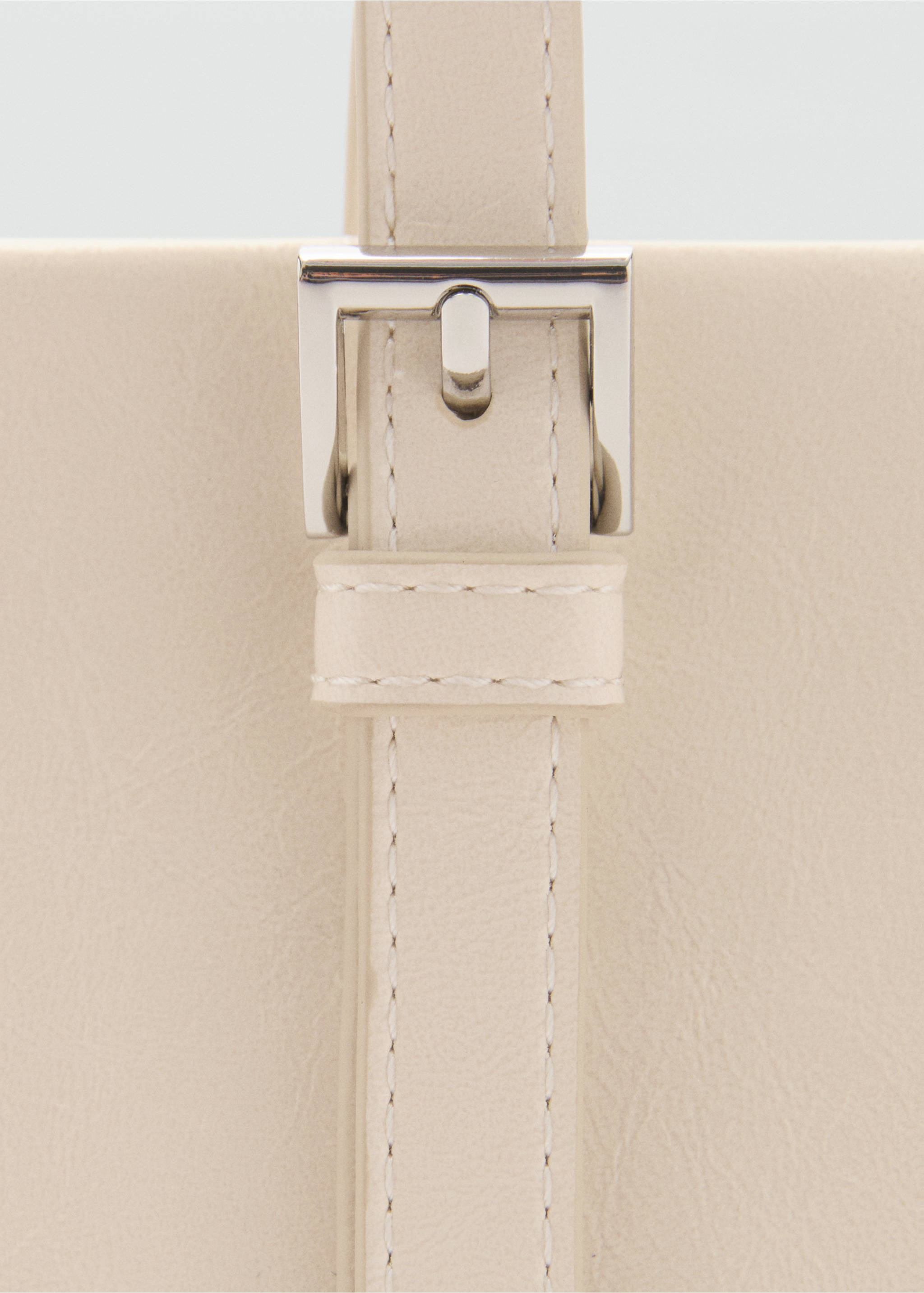 Schoudertas met gespen - Detail van het artikel 2, Gebroken wit. Ref: 87085984-00.