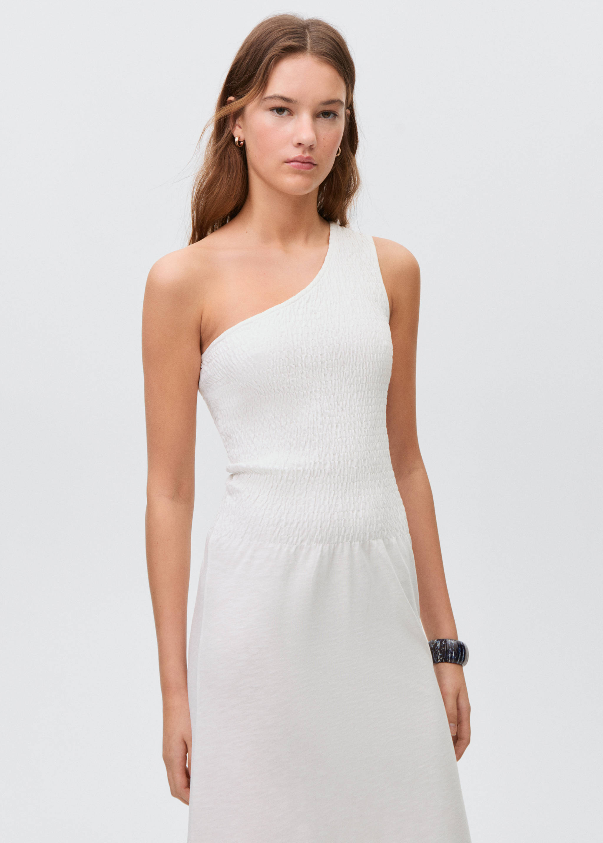 Robe asymétrique nid-d'abeilles - Plan moyen