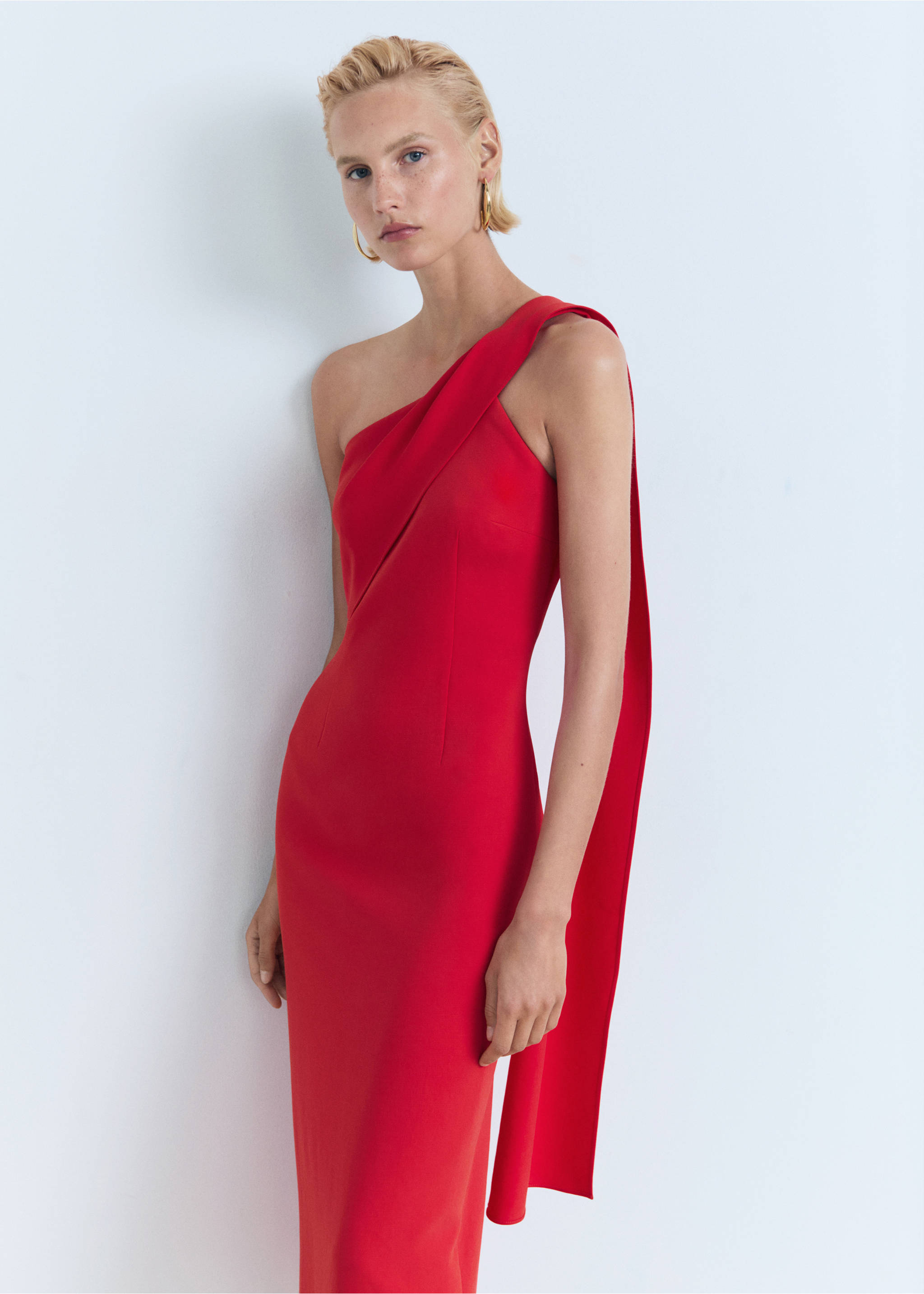 Vestido assimétrico de gola com laço - Plano médio, Vermelho. Ref: 87086350-00.