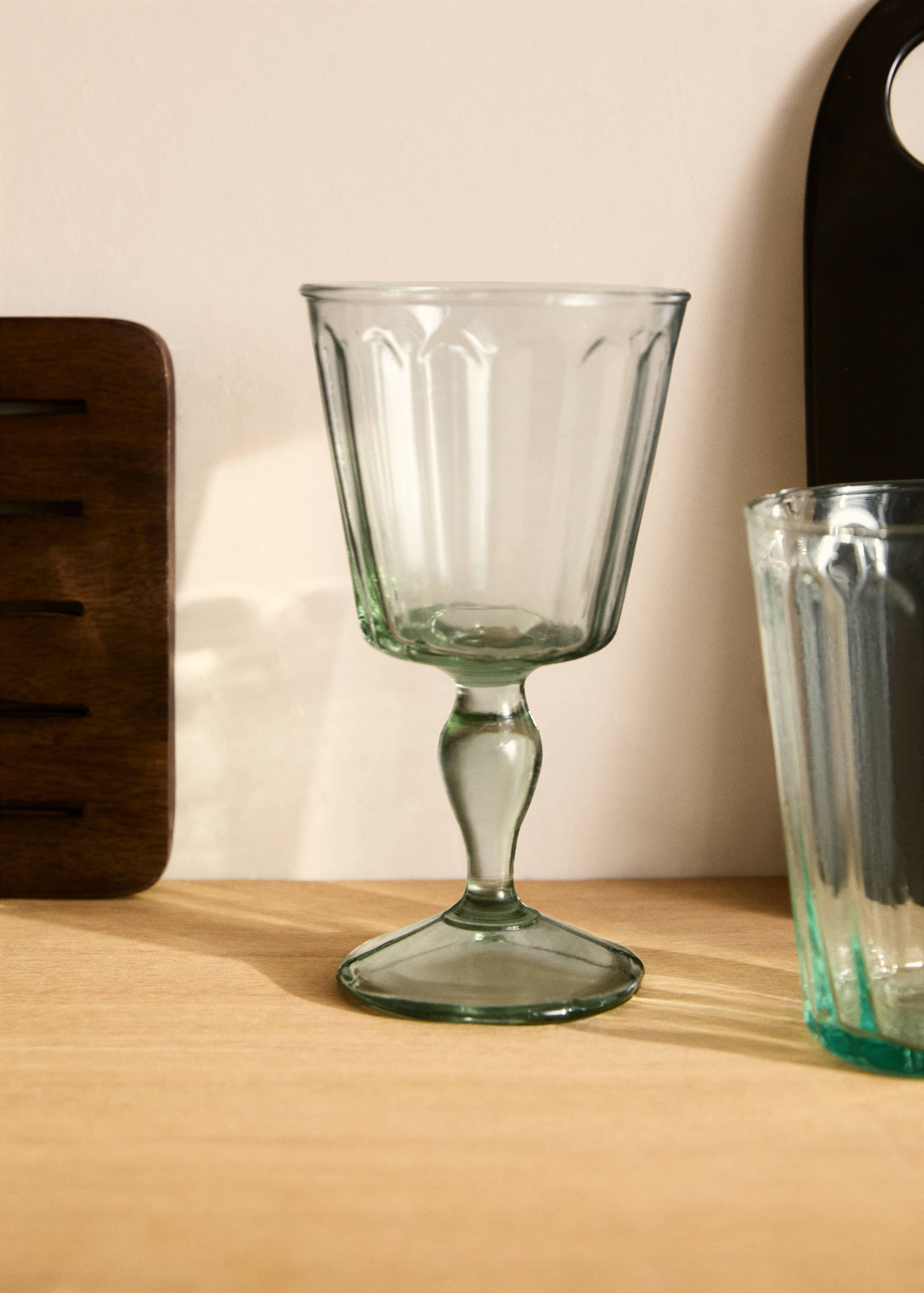 Embossed recycled glass goblet - General plane