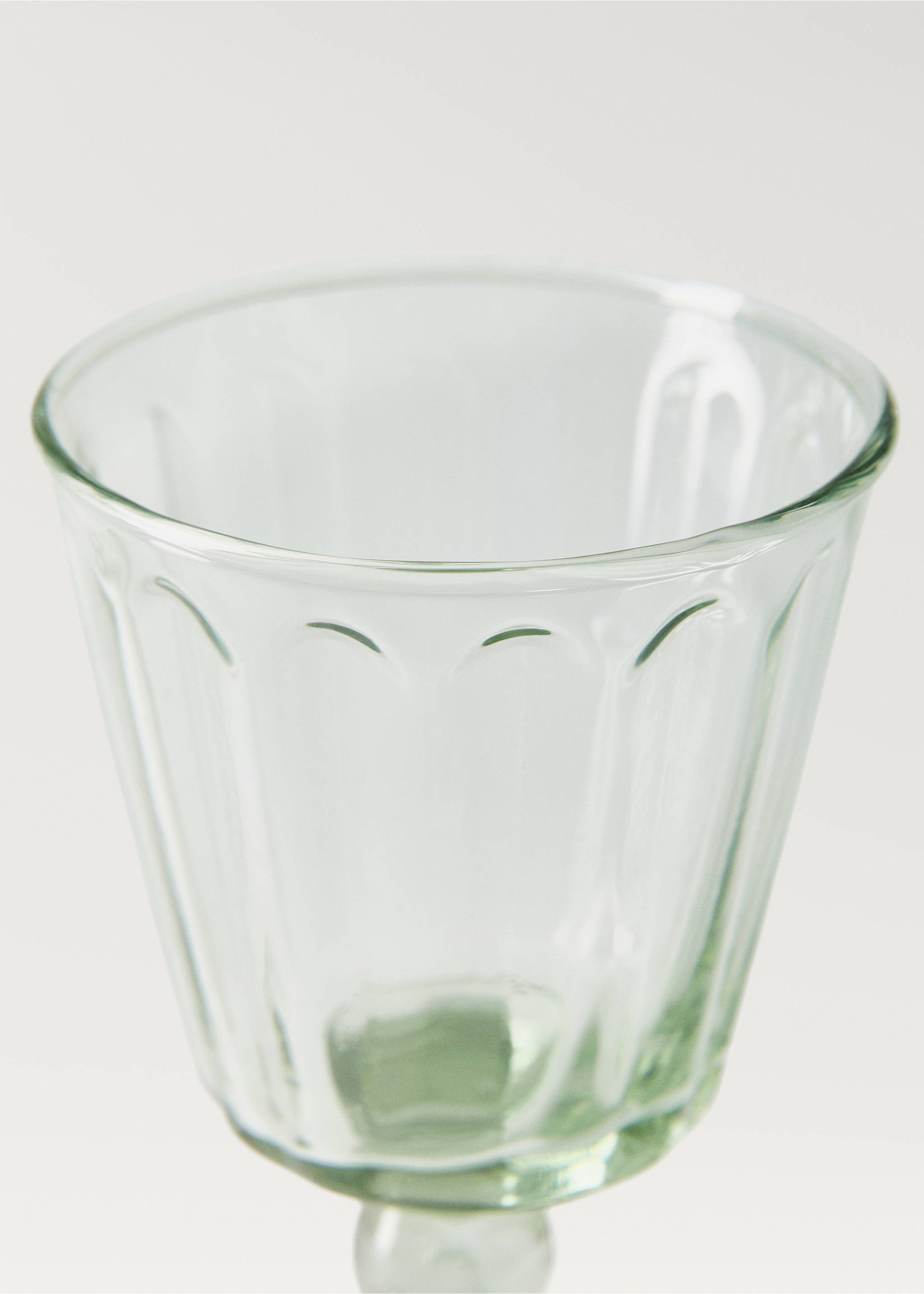 Embossed recycled glass goblet - Details of the article 2, Ice Grey. Ref: 87086366-00.