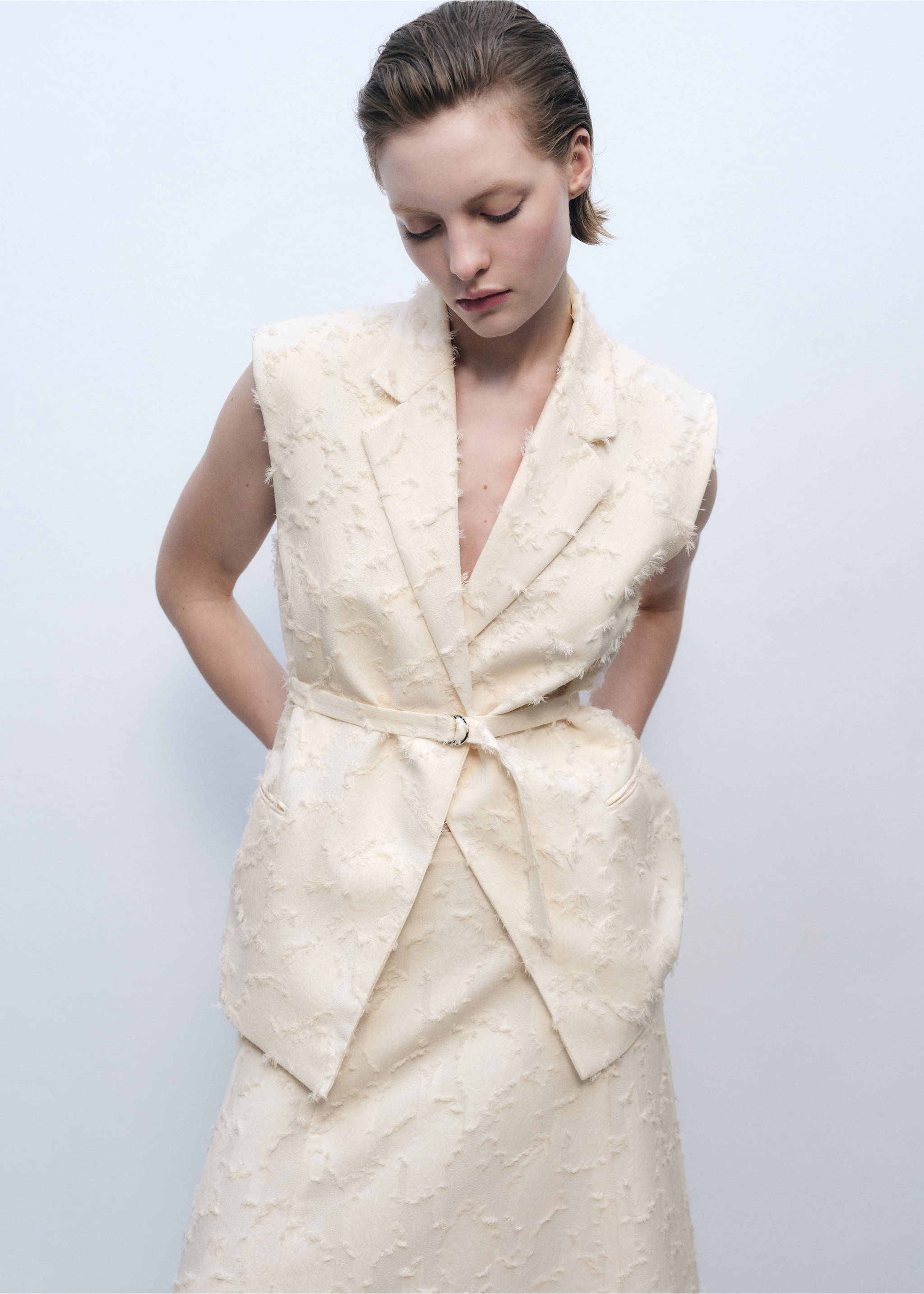 Kamizelka z teksturą i paskiem - Plan średni, Złamana biel. Ref: 87086367-00.