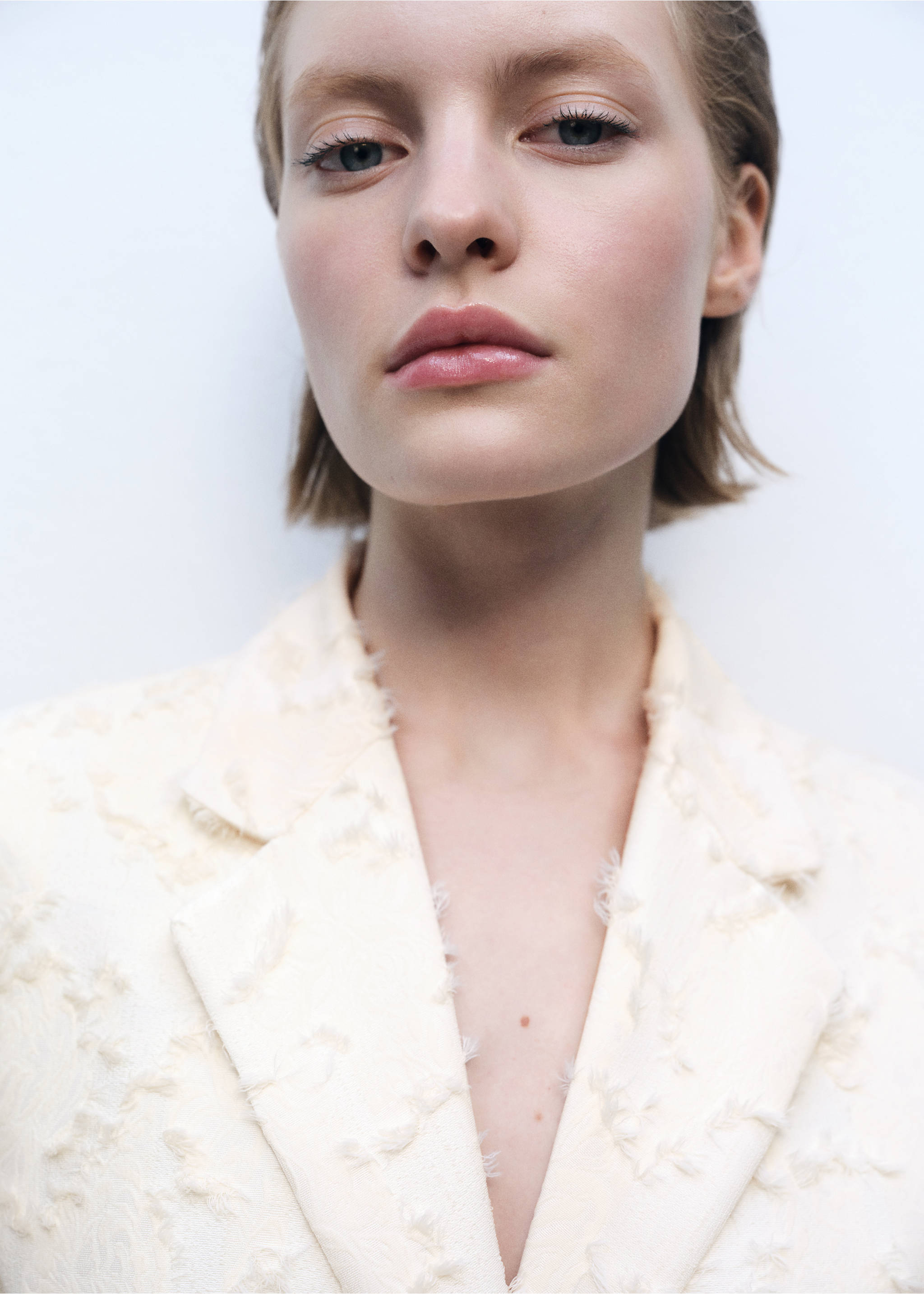 Kamizelka z teksturą i paskiem - Szczegóły artykułu 1, Złamana biel. Ref: 87086367-00.