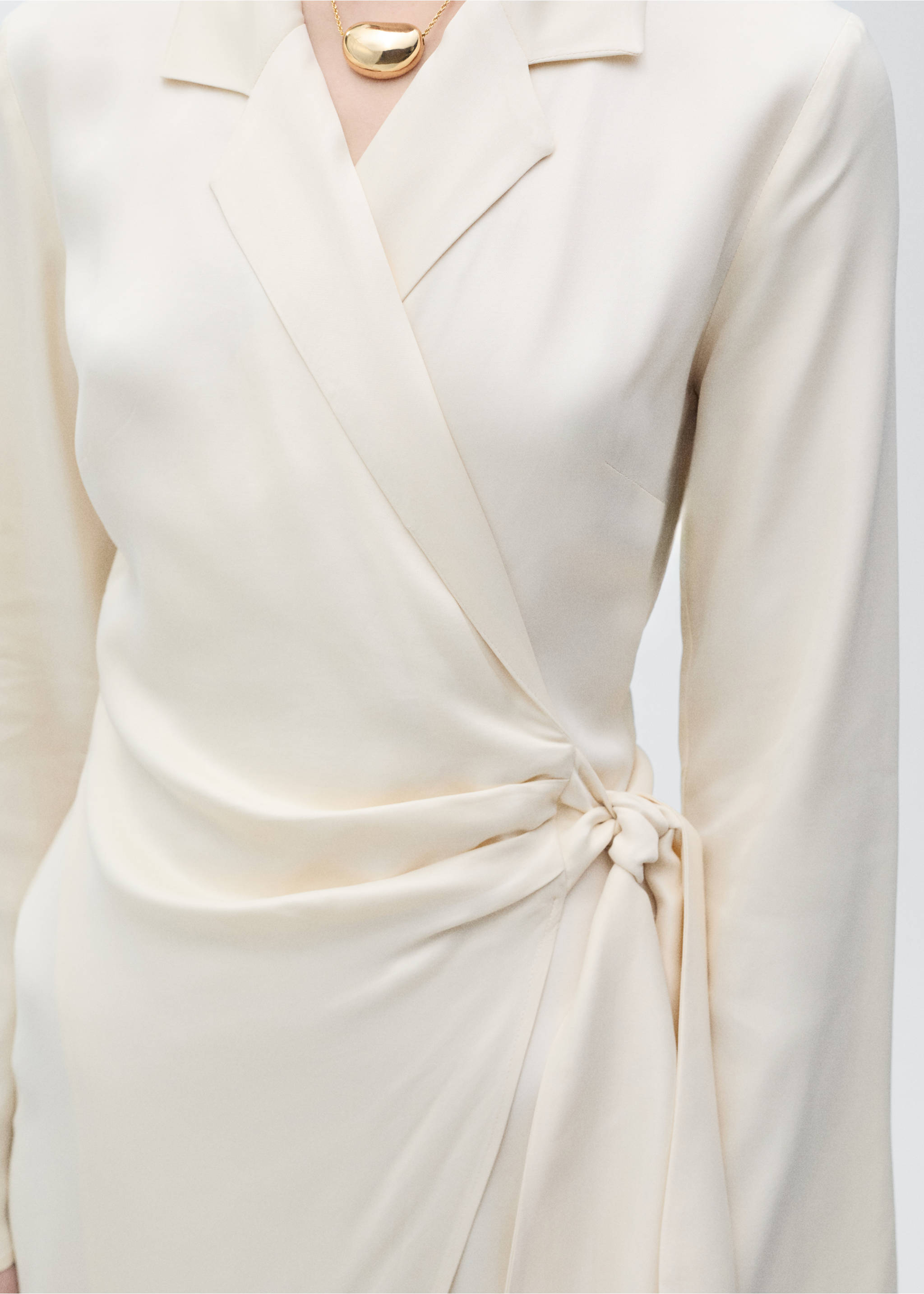 Wrap midi-dress with knot - Details of the article 3, Ecru. Ref: 87086719-00.