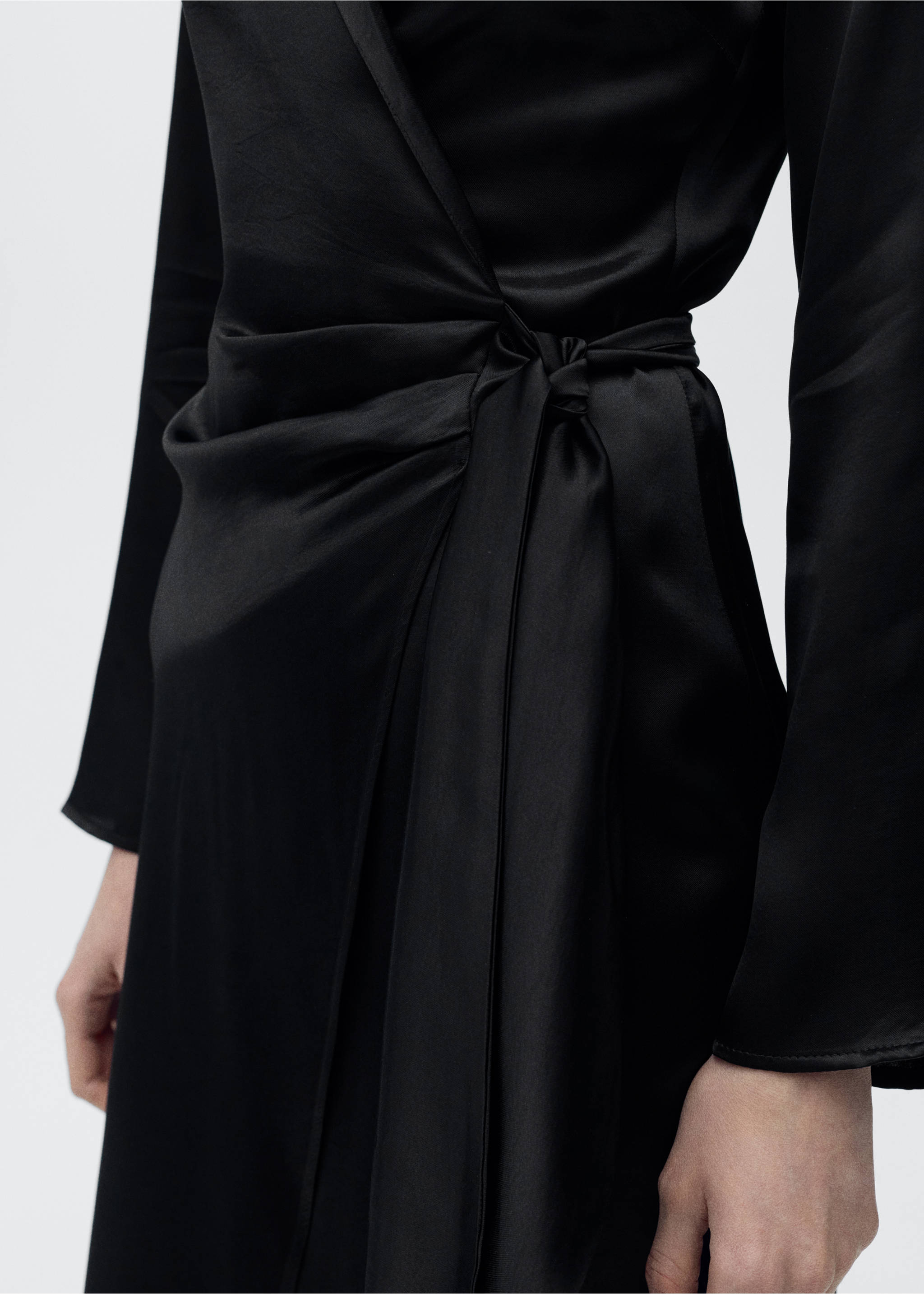 Midi-Kleid mit Knoten - Detail des Artikels 3, Schwarz. Ref: 87086719-00.