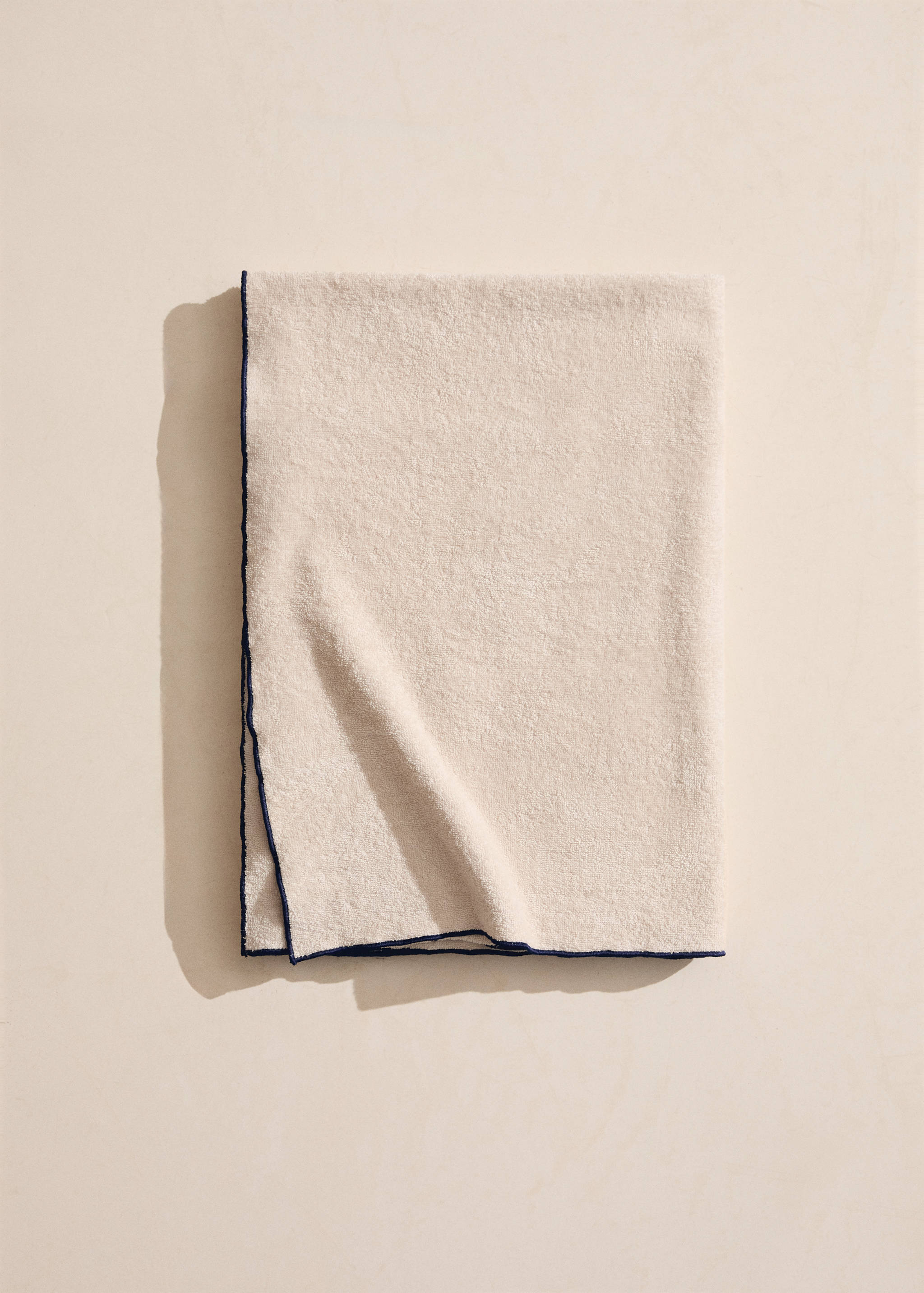 Strandtuch mit kontrastierendem Overlock-Saum - Allgemeine Ansicht