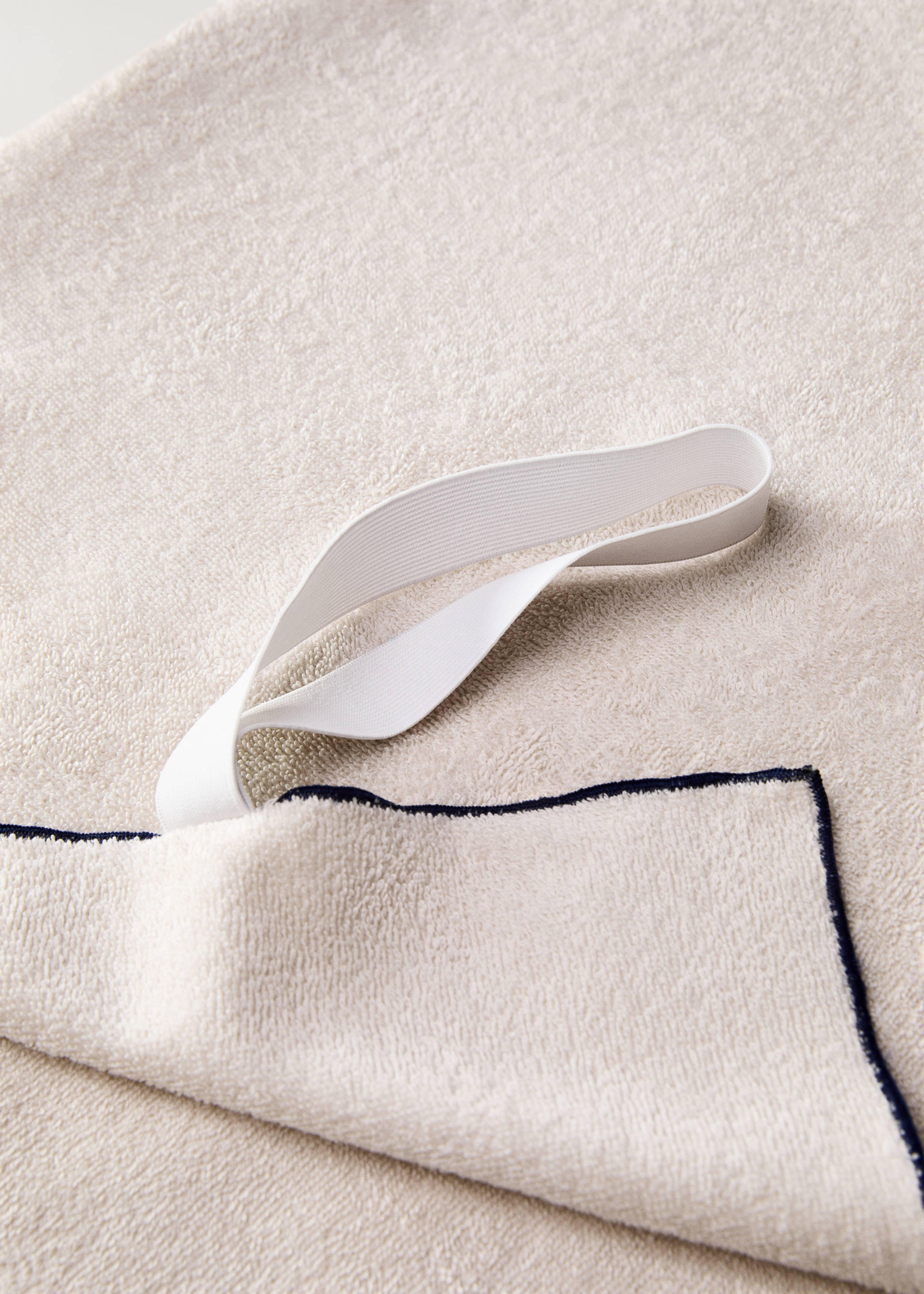 Beach towel with contrasting overlock - Details of the article 4