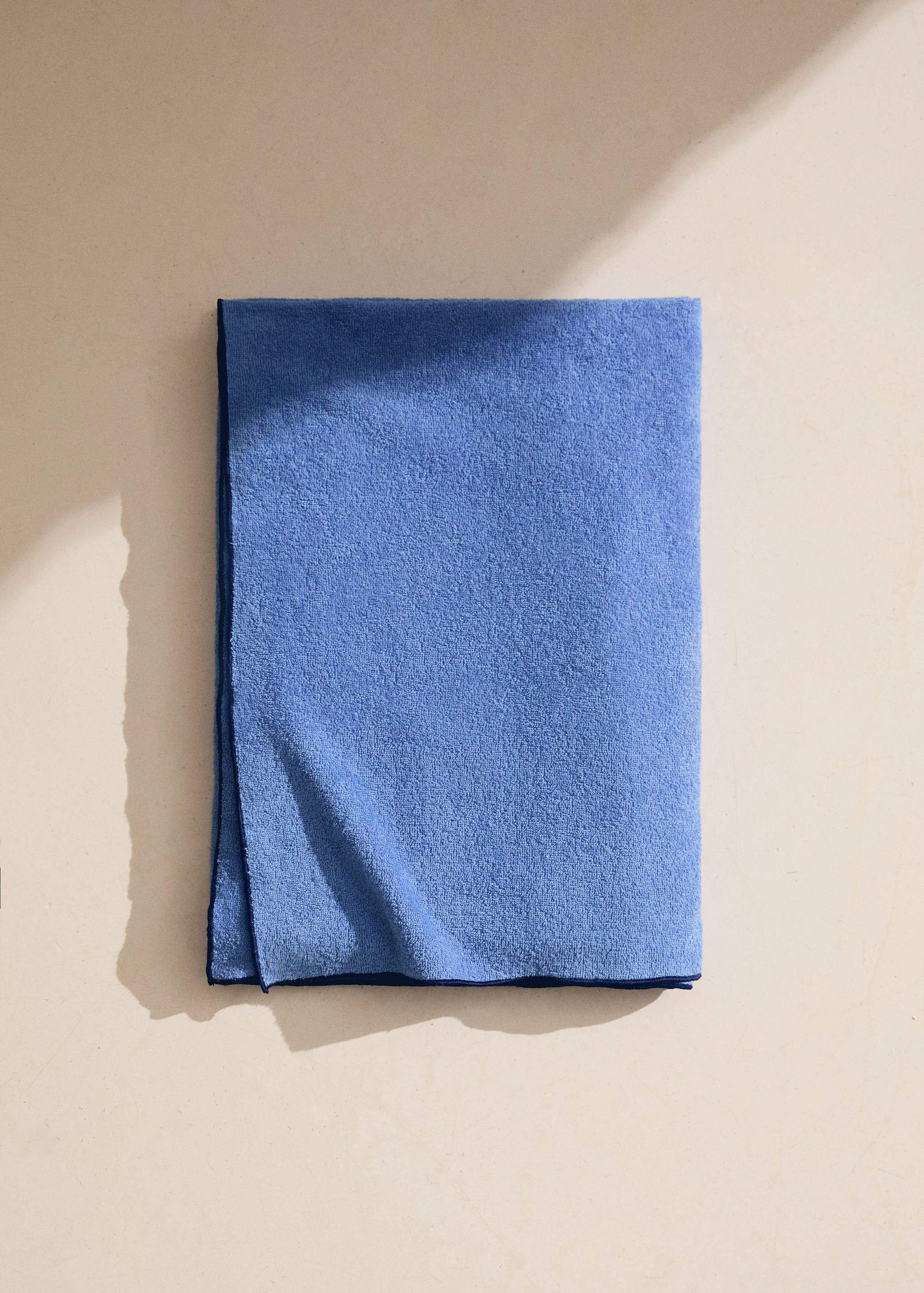 Strandtuch mit kontrastierendem Overlock-Saum - Allgemeine Ansicht