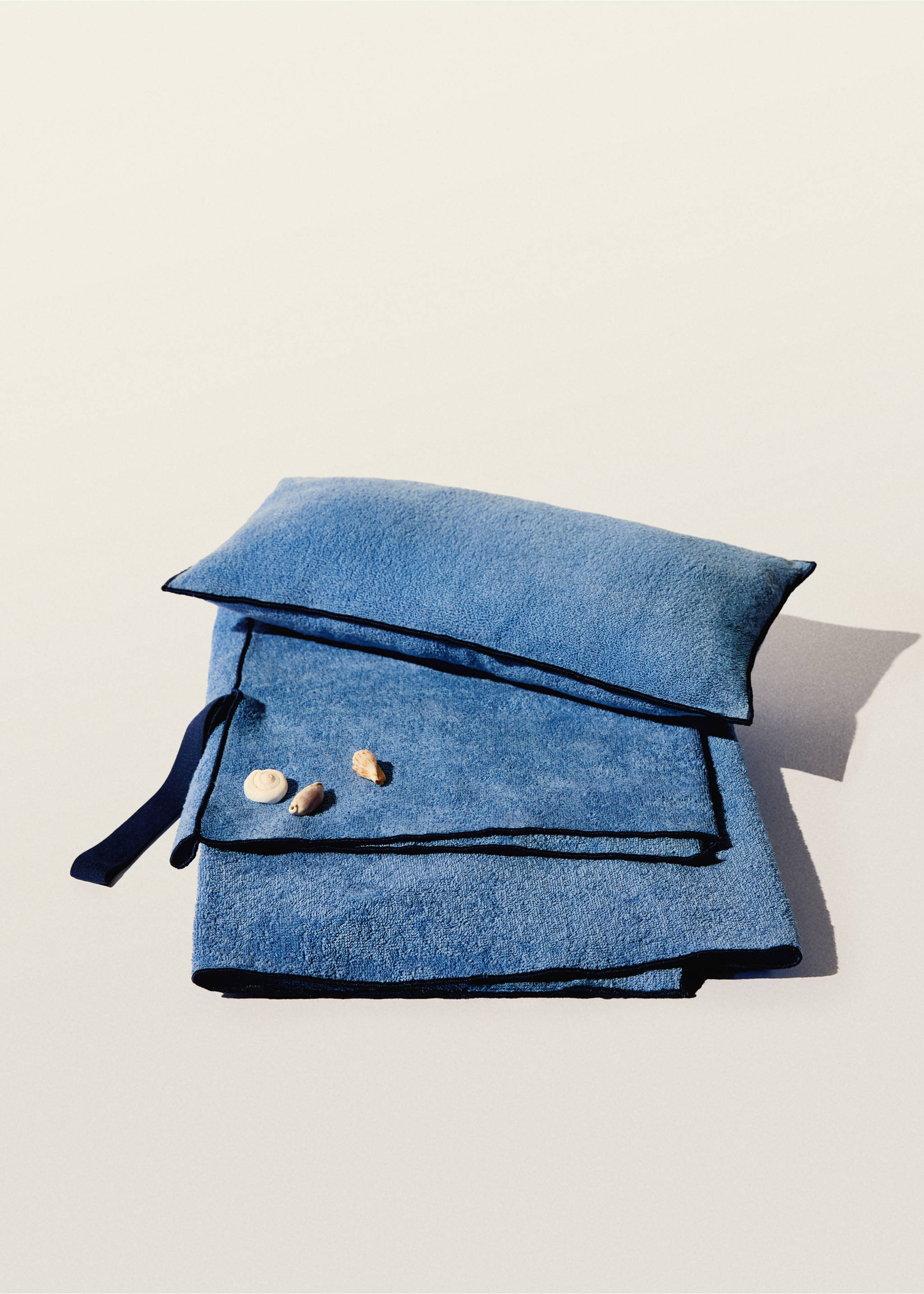 Strandtuch mit kontrastierendem Overlock-Saum - Detail des Artikels 8, Blau. Ref: 87086724-00.
