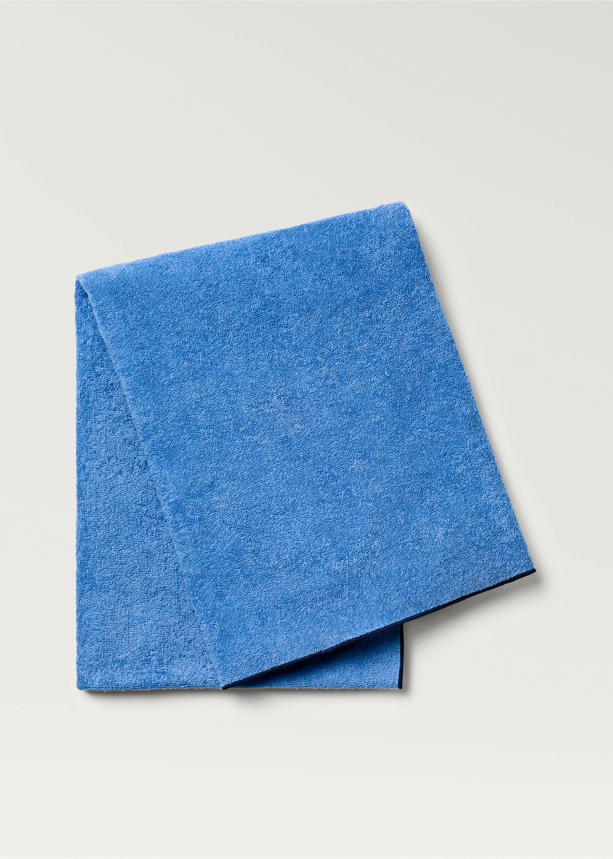 Strandtuch mit kontrastierendem Overlock-Saum - Artikel ohne Model, Blau. Ref: 87086724-00.