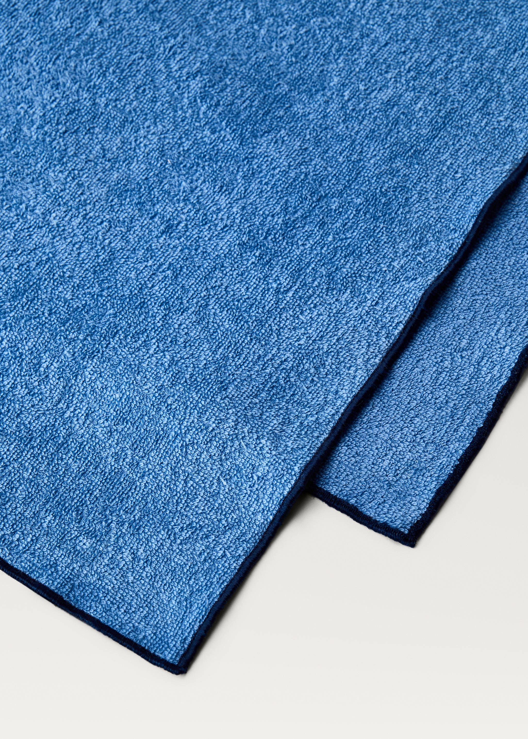 Strandtuch mit kontrastierendem Overlock-Saum - Detail des Artikels 1