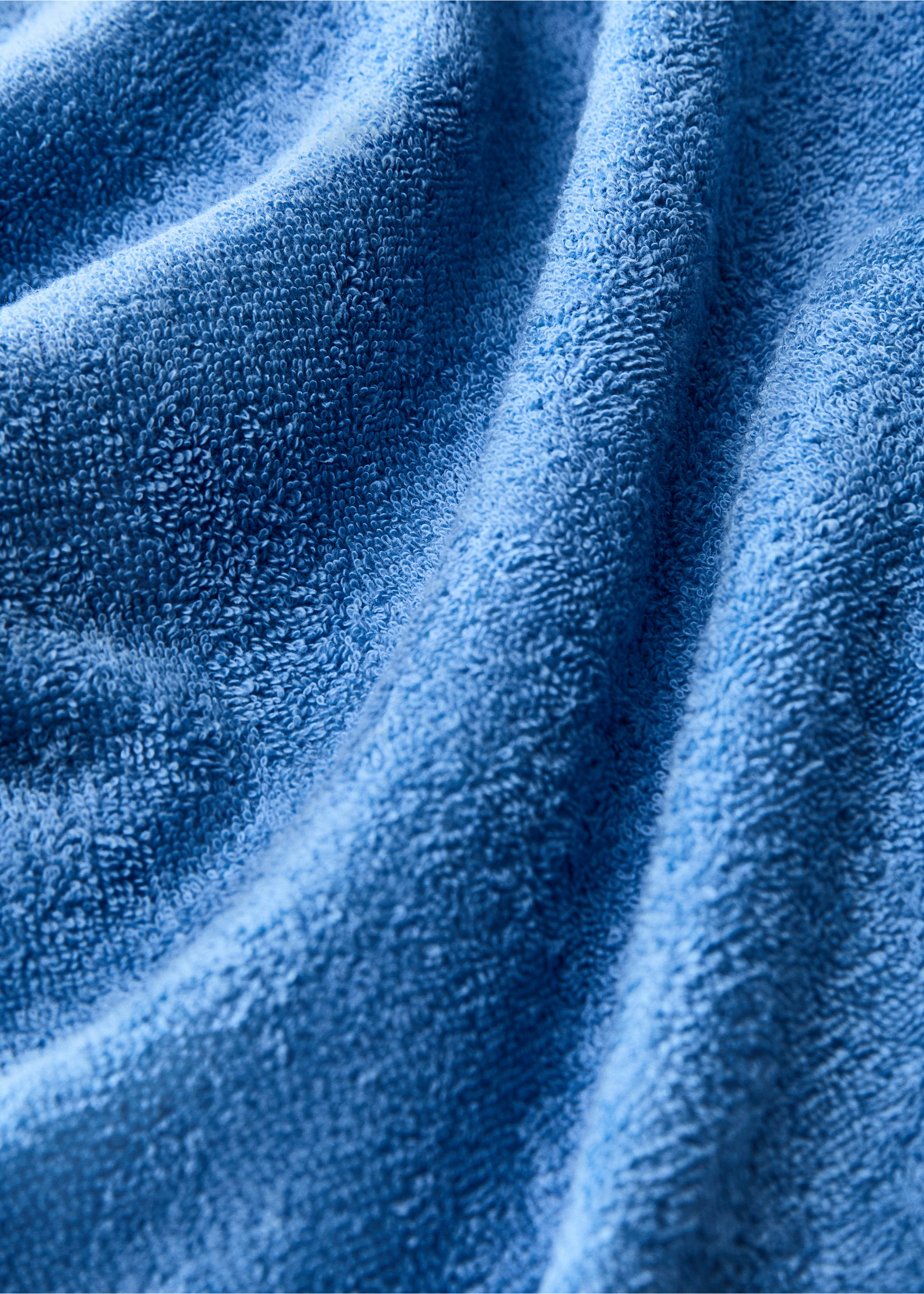 Strandtuch mit kontrastierendem Overlock-Saum - Detail des Artikels 2, Blau. Ref: 87086724-00.