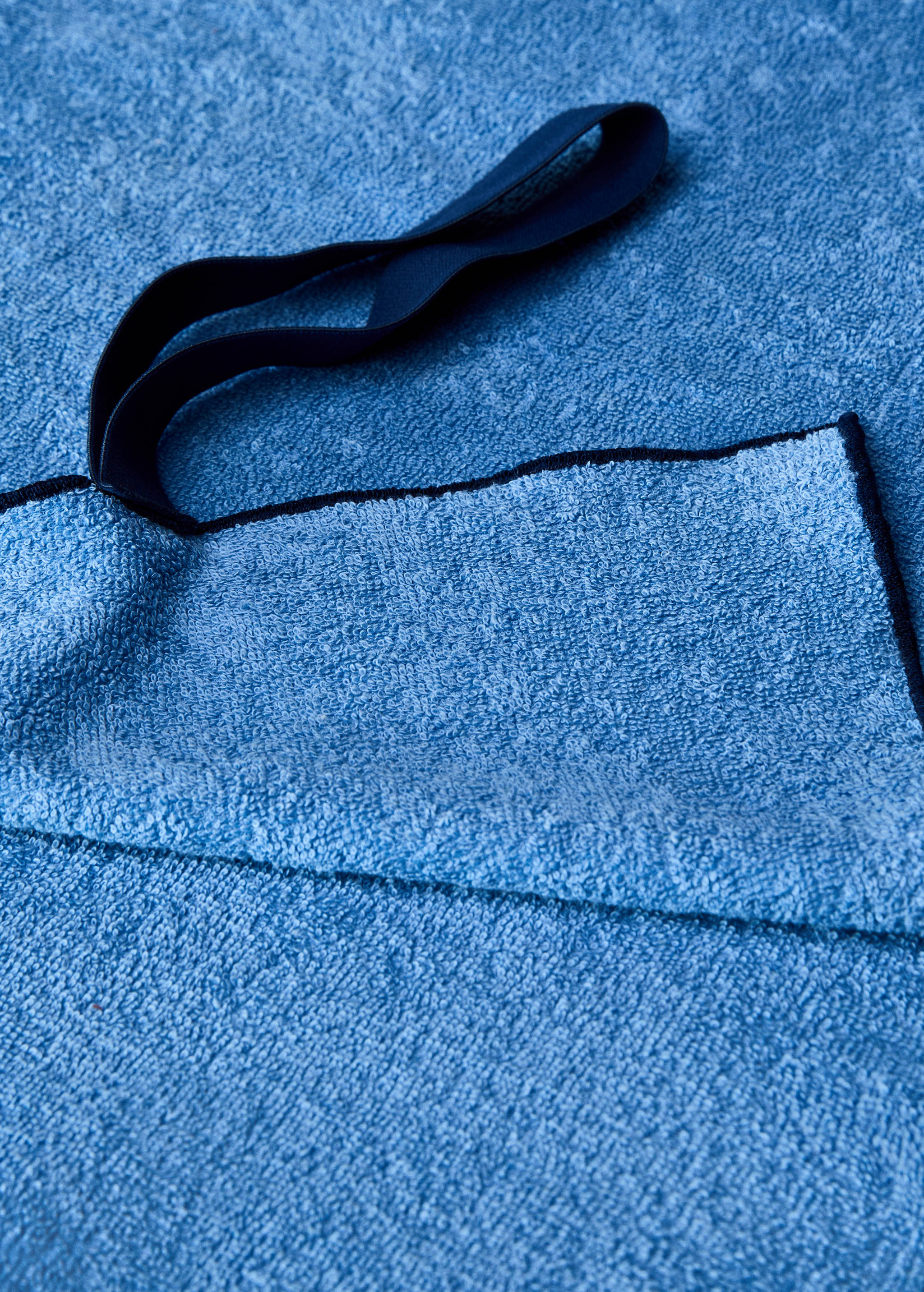 Strandtuch mit kontrastierendem Overlock-Saum - Detail des Artikels 3