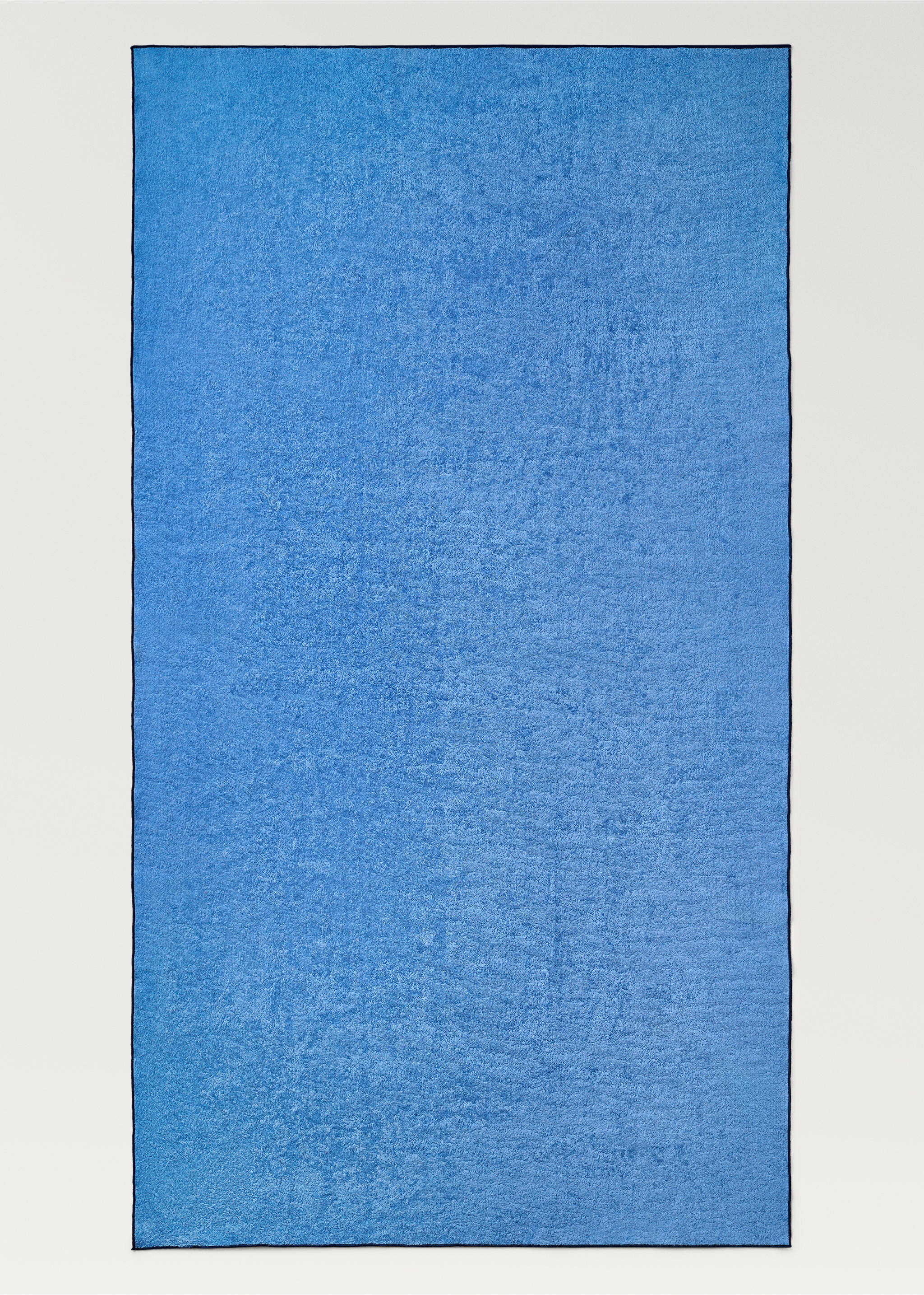 Strandtuch mit kontrastierendem Overlock-Saum - Detail des Artikels 4, Blau. Ref: 87086724-00.