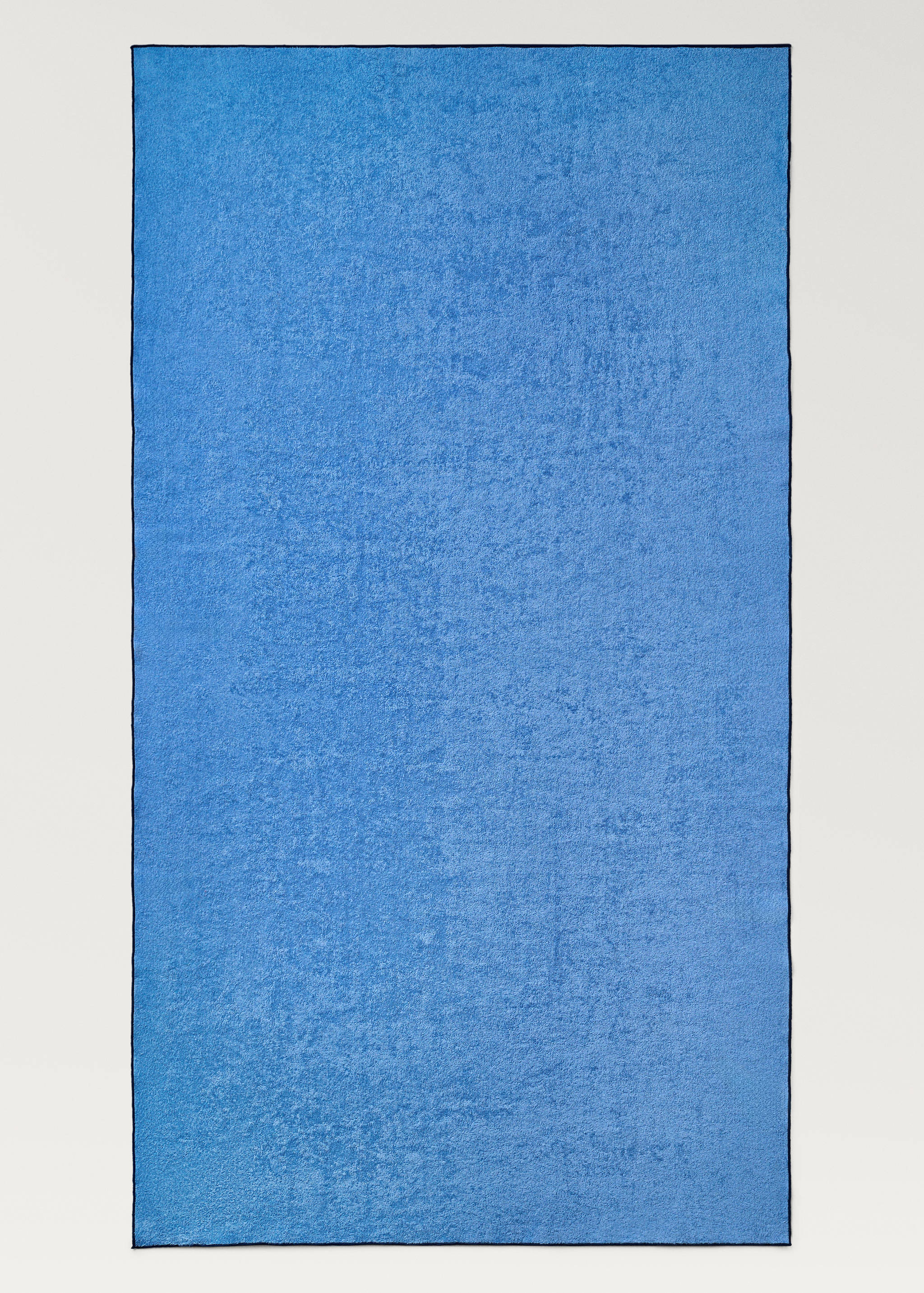 Strandtuch mit kontrastierendem Overlock-Saum - Detail des Artikels 4