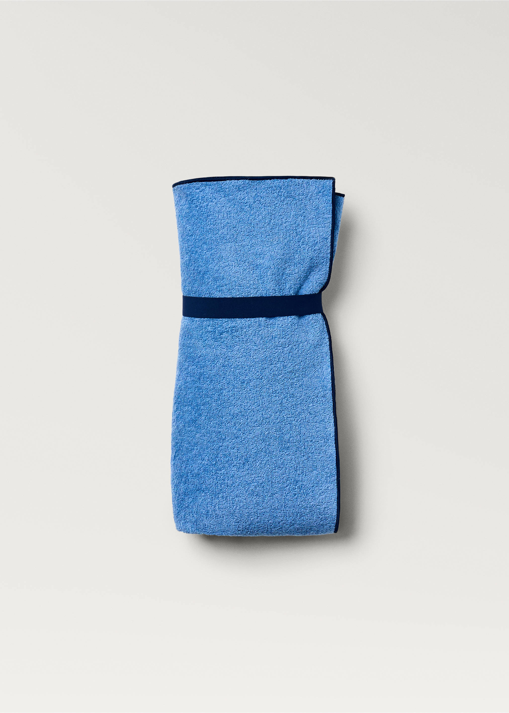 Strandtuch mit kontrastierendem Overlock-Saum - Detail des Artikels 5, Blau. Ref: 87086724-00.