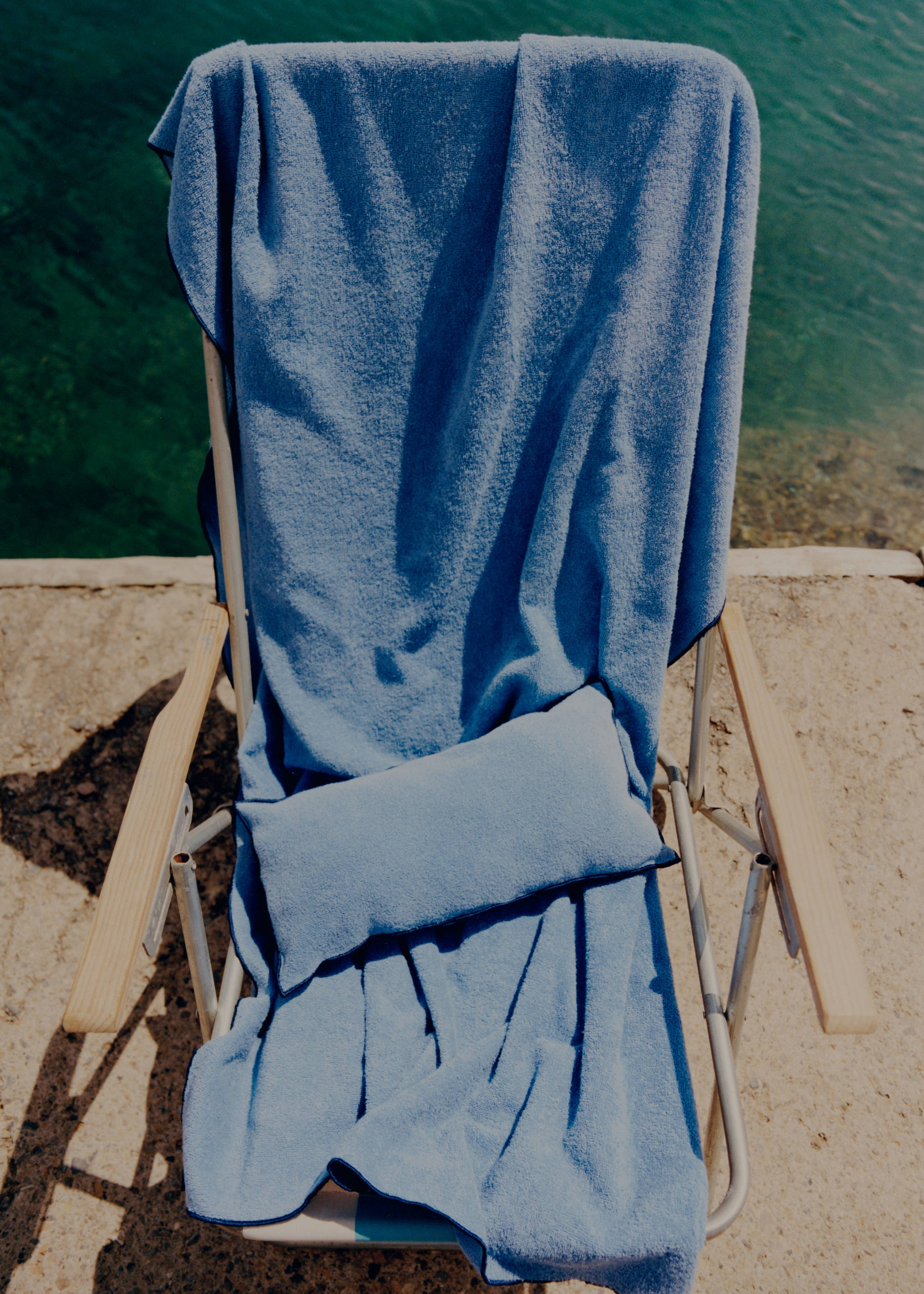 Strandtuch mit kontrastierendem Overlock-Saum - Detail des Artikels 6